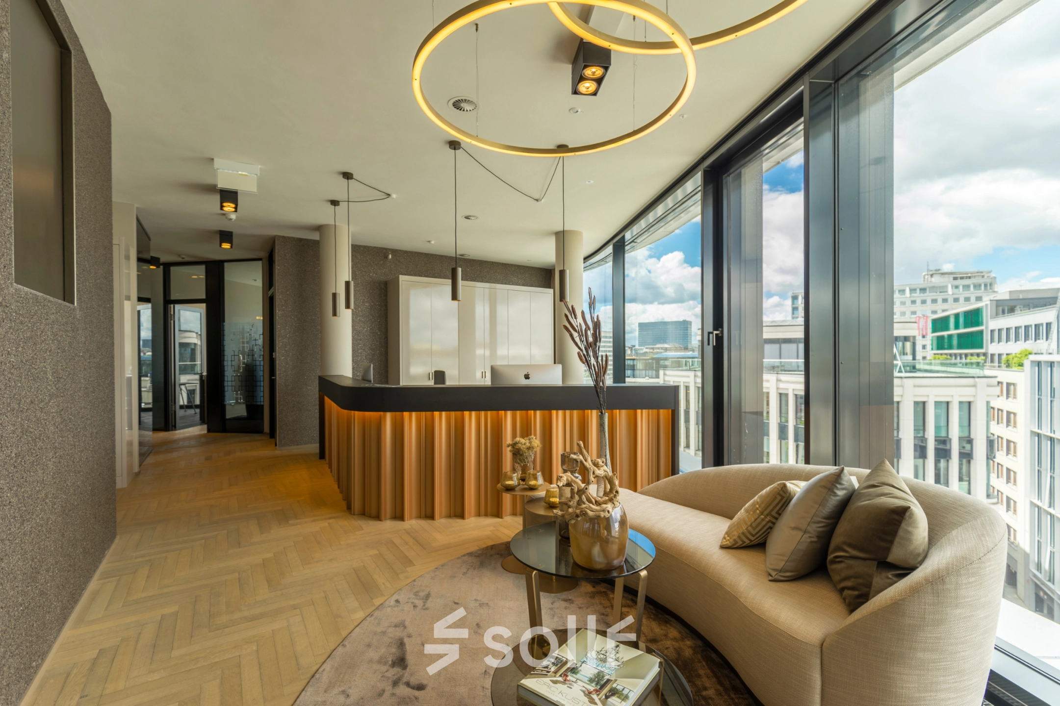 Sophisticated, furnished office lounge at Hohe Bleichen 8, Hamburg Neustadt, showcasing a modern seating area with panoramic windows. Ideal for office space rental.