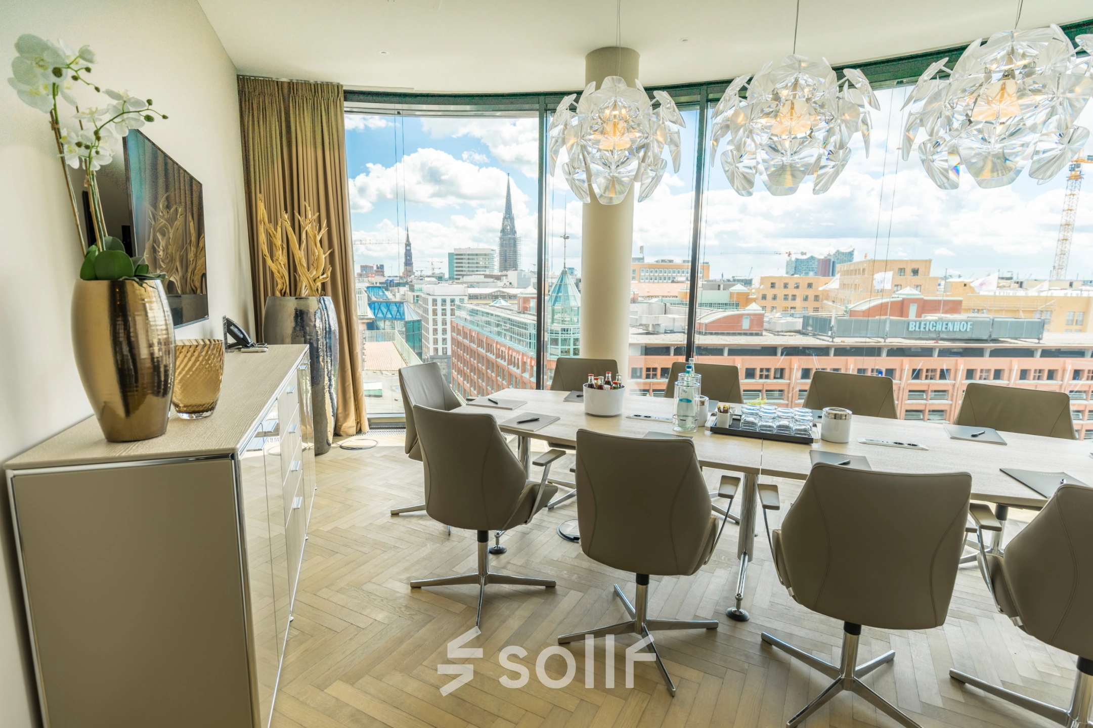 Conference room at Hohe Bleichen 8, Hamburg Neustadt, featuring a table with chairs and a view of the city, ideal for office space rental.