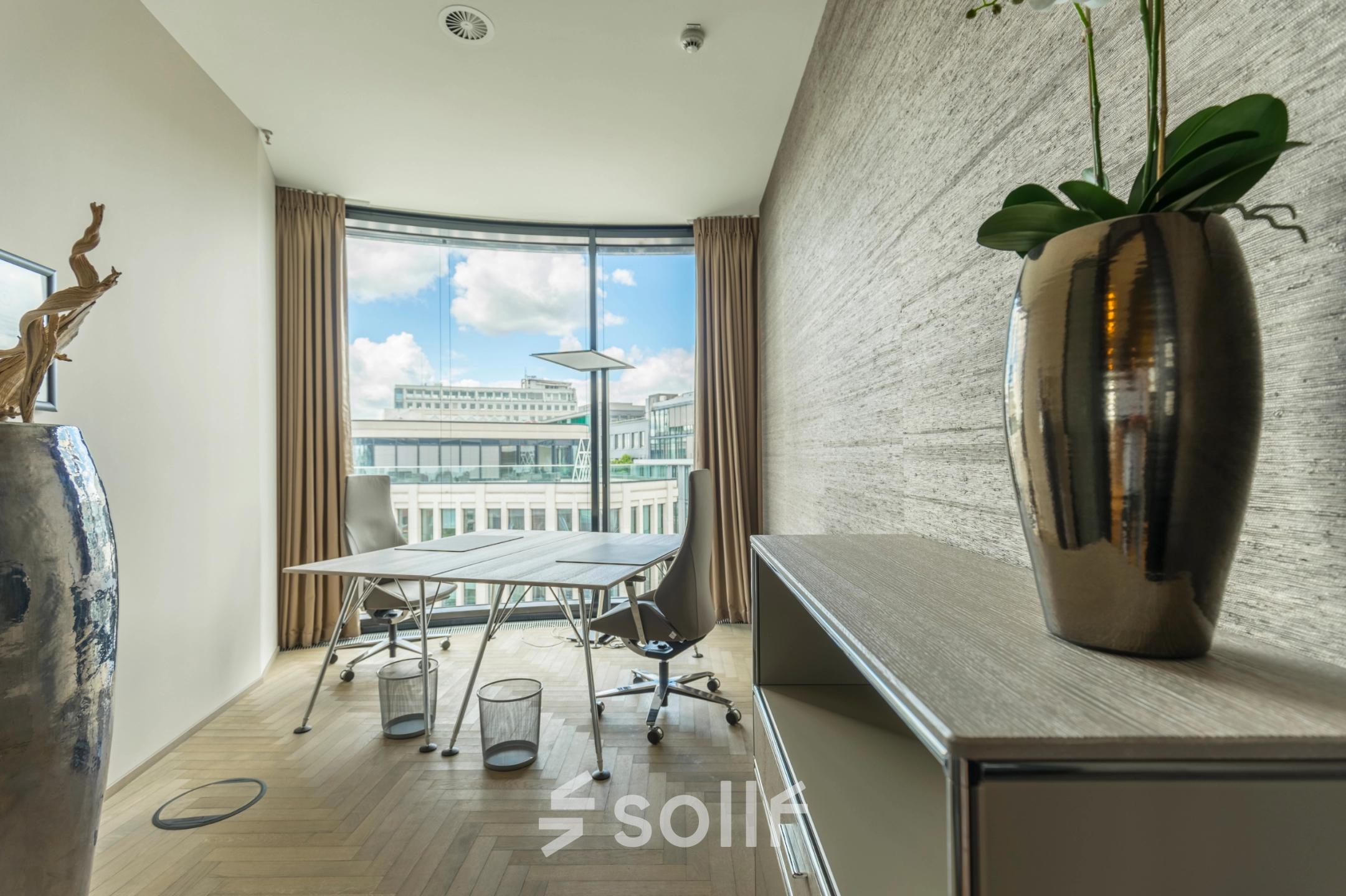 Furnished office space at Hohe Bleichen 8 in Hamburg Neustadt, featuring modern decor and natural light. Ideal for those seeking office space rental.