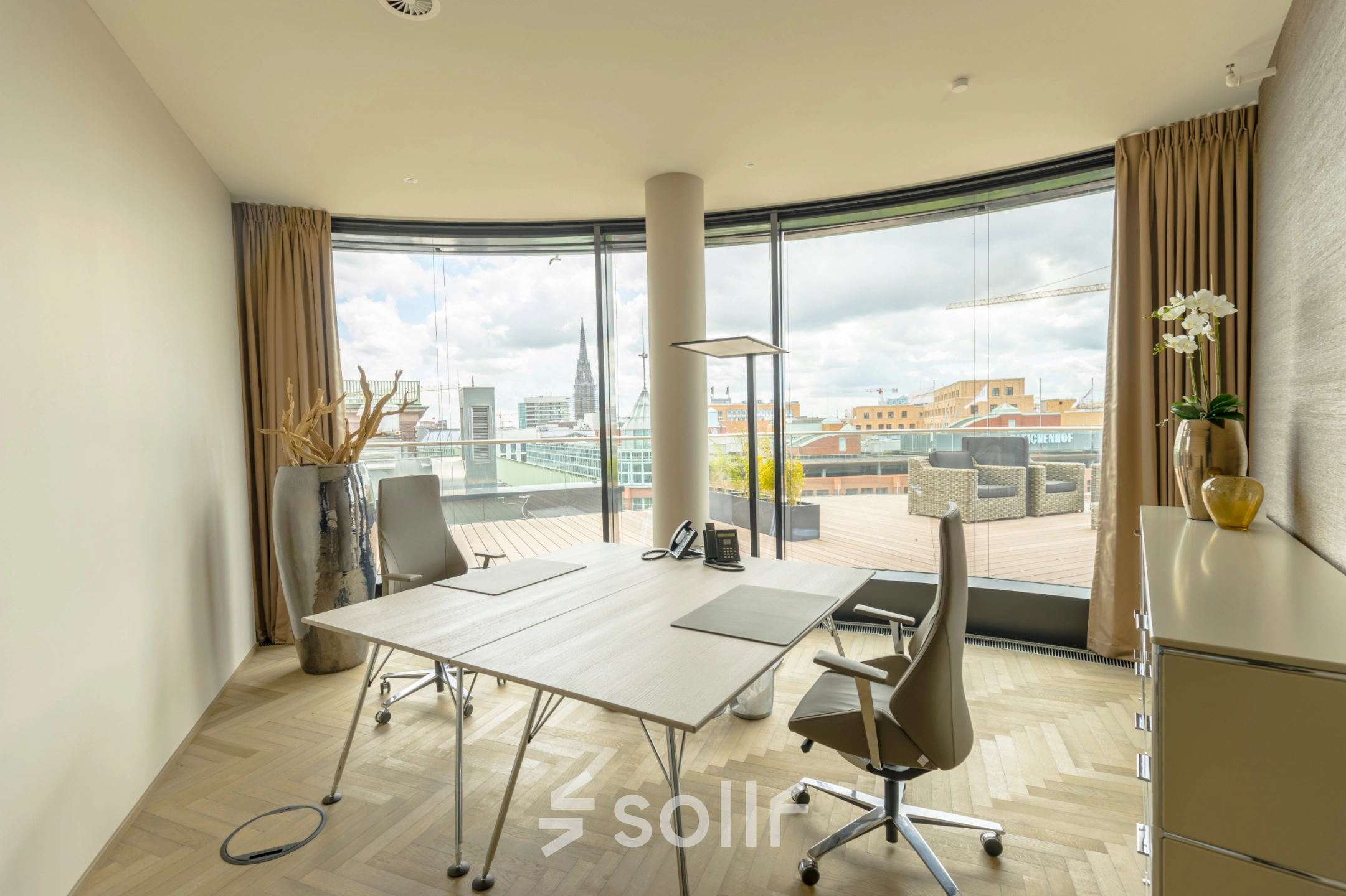 Bright furnished office space at Hohe Bleichen 8, Hamburg Neustadt, featuring large windows and a modern desk setup. Ideal for those seeking office space rental with a view.