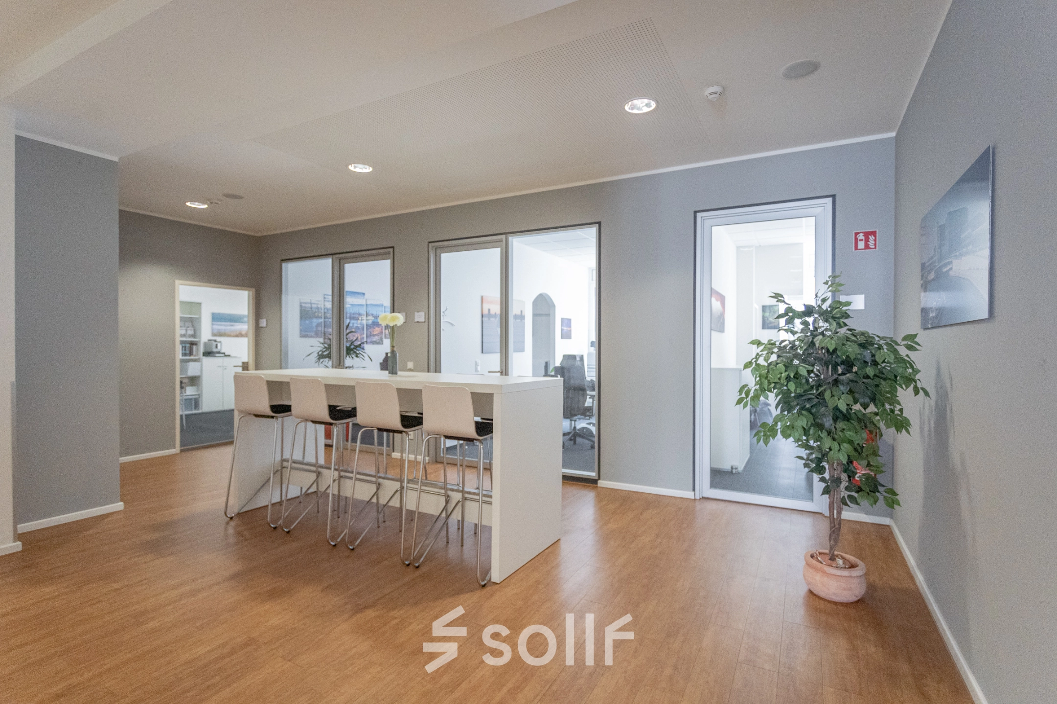 Interior office at Raboisen 38 in Hamburg Old Town with a high table and chairs. Ideal office space rental, featuring a modern and minimal design.