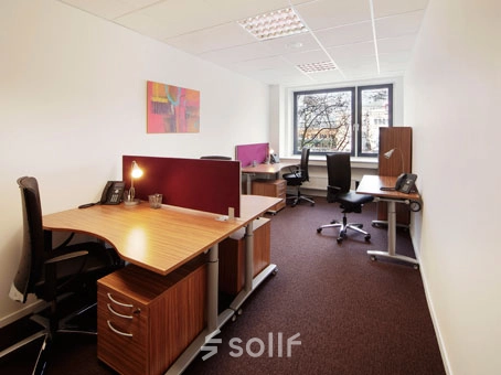 Furnished office space at Bahnhofstraße 8, Hannover Mitte, featuring wooden desks and chairs, ideal for office space rental.