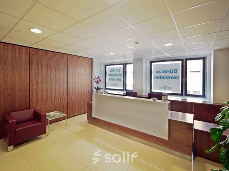Furnished reception area at Bahnhofstraße 8, Hannover Mitte, ideal for office space rental with modern chairs and a sleek desk.