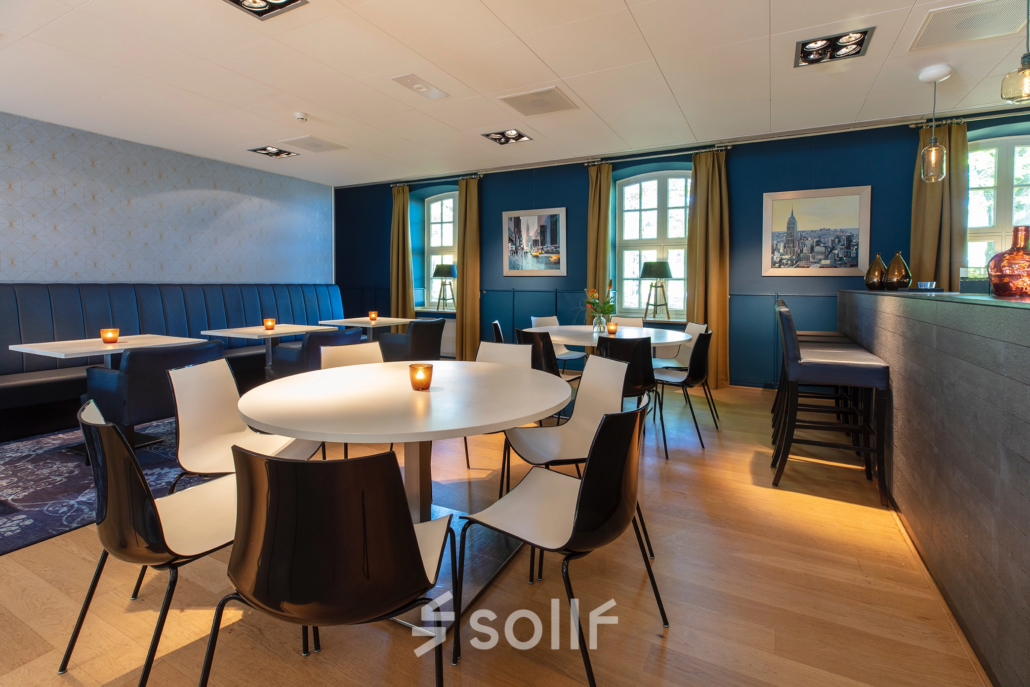 Chic office space rental in Harderwijk at Ceintuurbaan 2 featuring elegant seating with modern tables, ambient lighting, and stylish decor for a productive work environment.