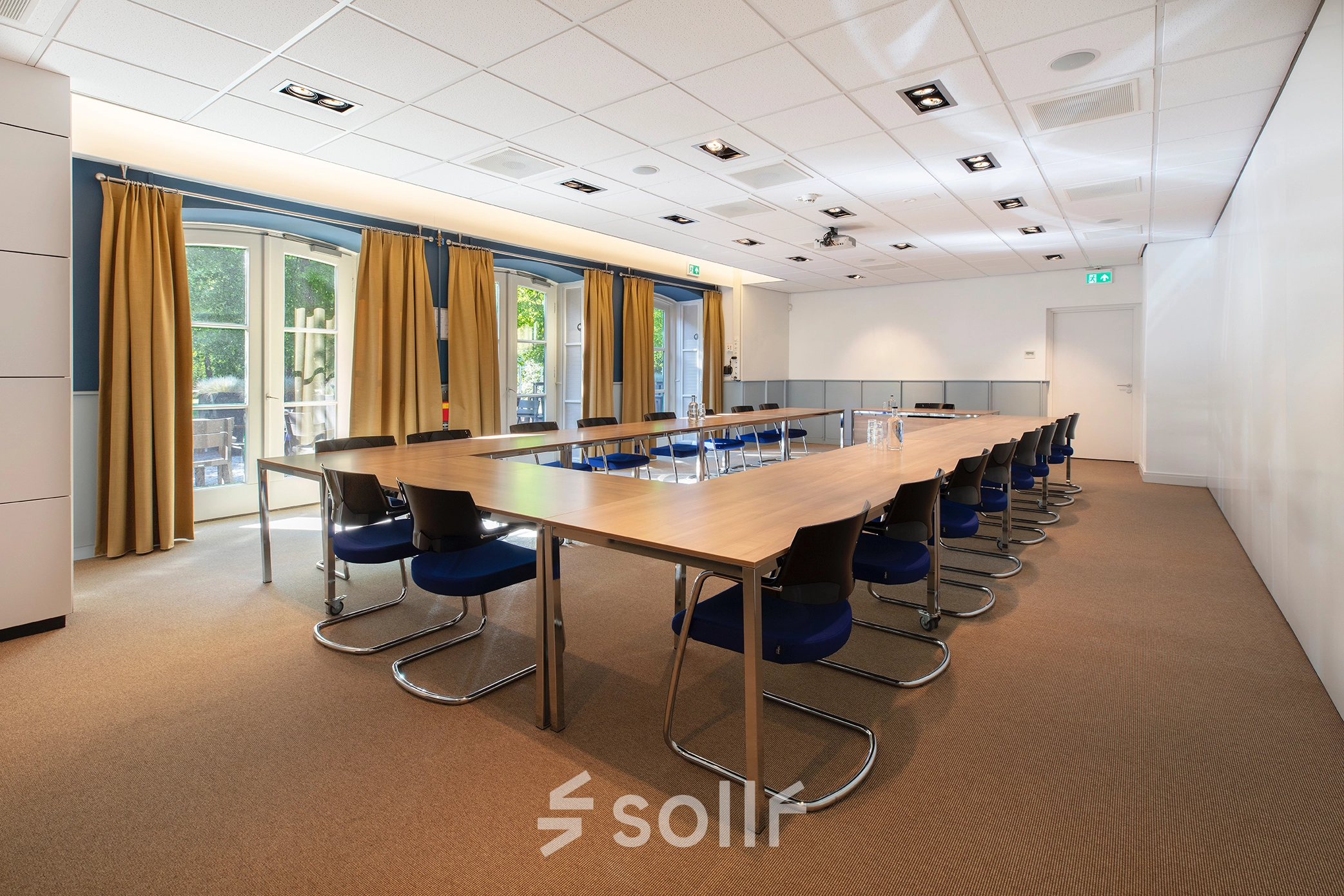 Spacious conference room at Ceintuurbaan 2, Harderwijk, with natural light, modern furnishings, and a large table for meetings. Ideal for businesses seeking office space rental with exclusive facilities.