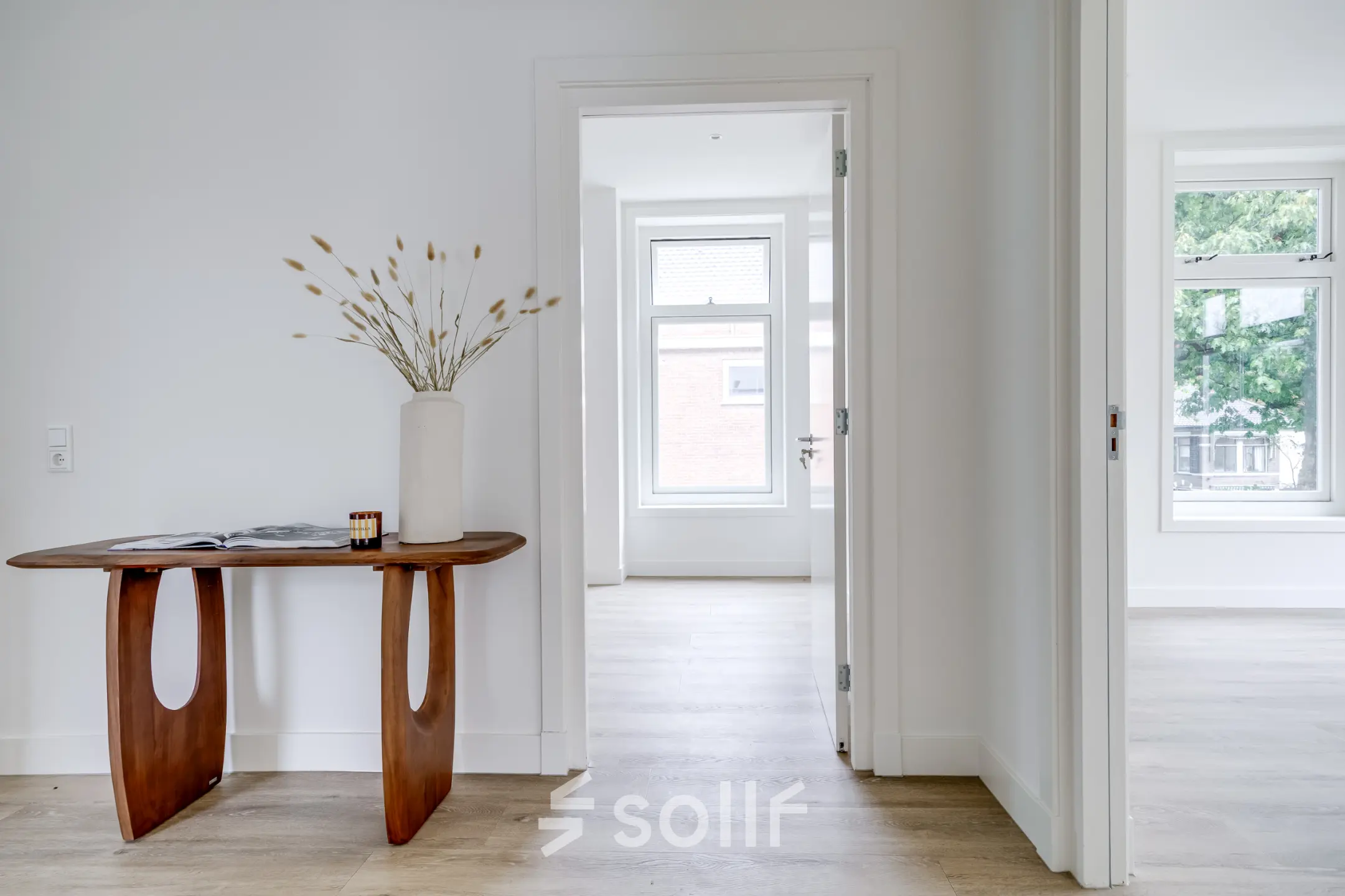 Bright, unfurnished office space at Graaf Florislaan 40, Hilversum, ideal for office space rental with natural light through large windows.