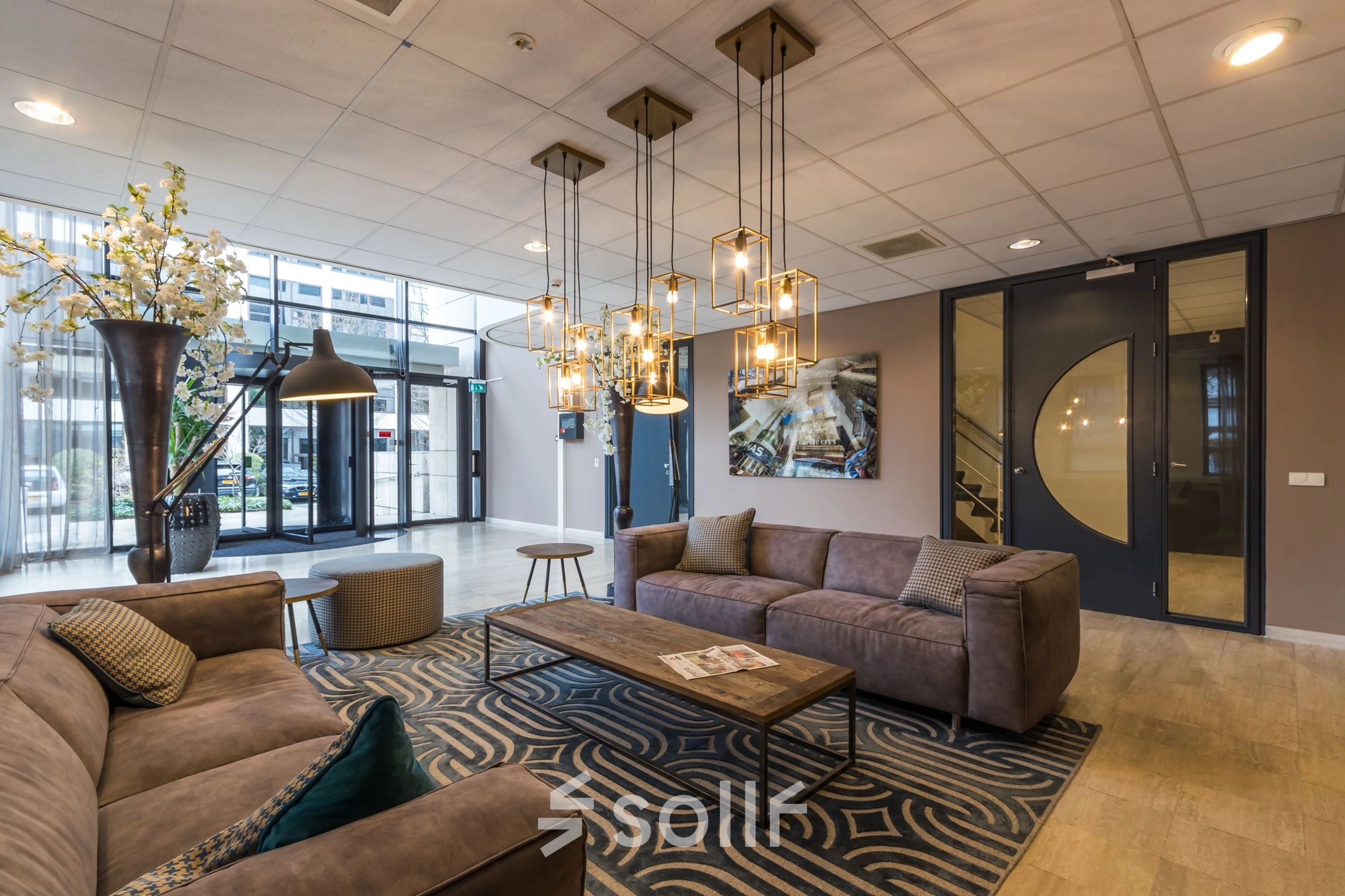 Furnished office lounge at Marathon 2 in Hilversum featuring comfortable seating and stylish lighting, an ideal office space rental option.