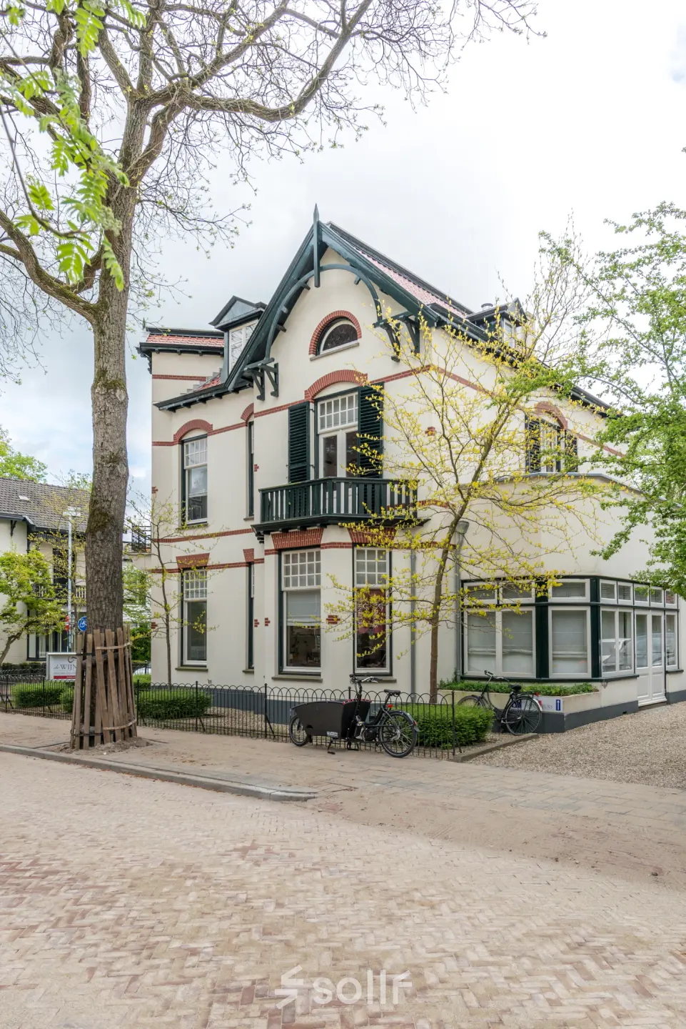 Exterior view of a traditional building at Oude Enghweg 8, Hilversum, ideal for office space rental.