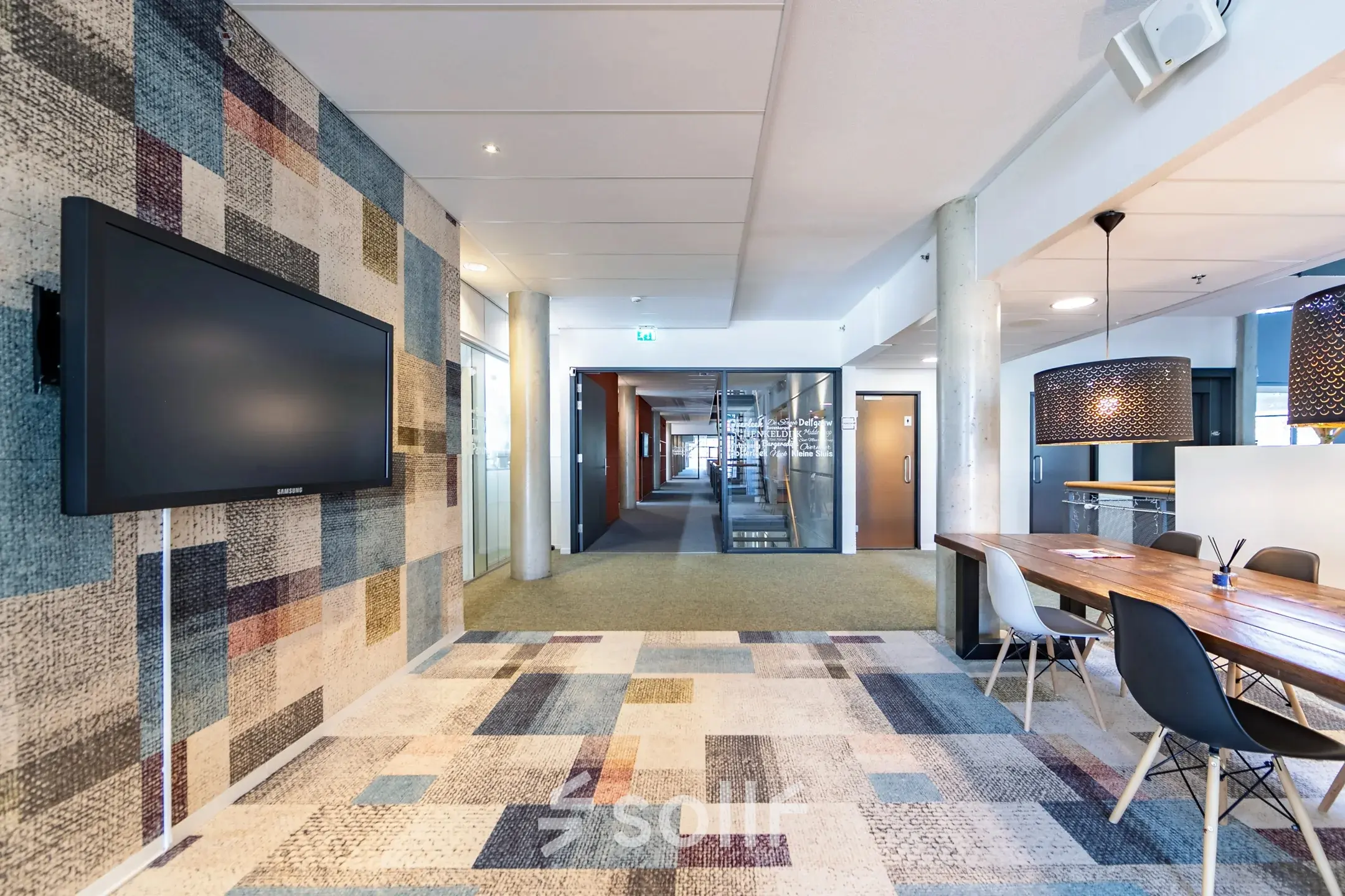 Spacious office area at Opaallaan 1180, Hoofddorp with modern furnishings and decorative elements, ideal for office space rental.