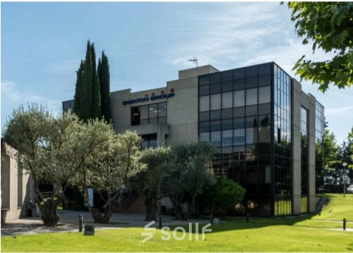 Exterior view of office building at Calle de la Azalea 1, Madrid Alcobendas, ideal for office space rental.