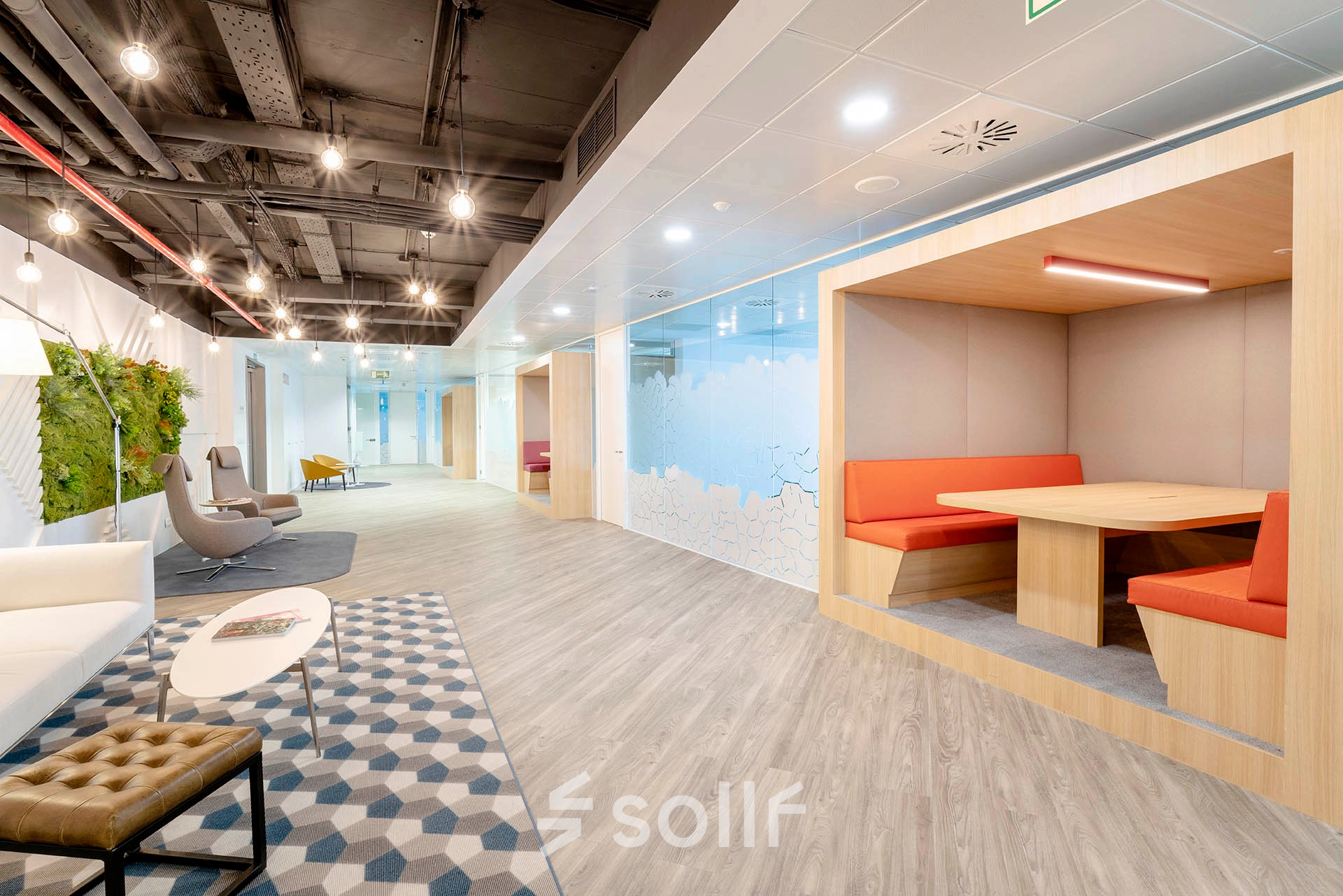 Modern office space at Paseo de la Castellana 79 in Madrid Azca, featuring stylish seating areas and meeting nooks, ideal for office space rental.