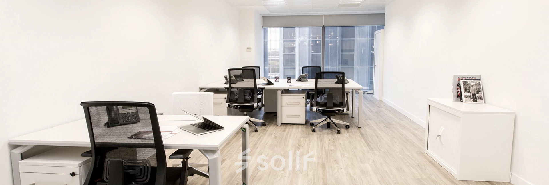 Bright and modern office space rental at Paseo de la Castellana 79, Madrid Azca, with multiple desks and chairs, ideal for workspaces.
