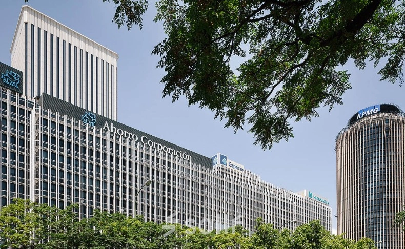 View of office buildings at Paseo de la Castellana 93 in Madrid Azca, perfect for office space rental.