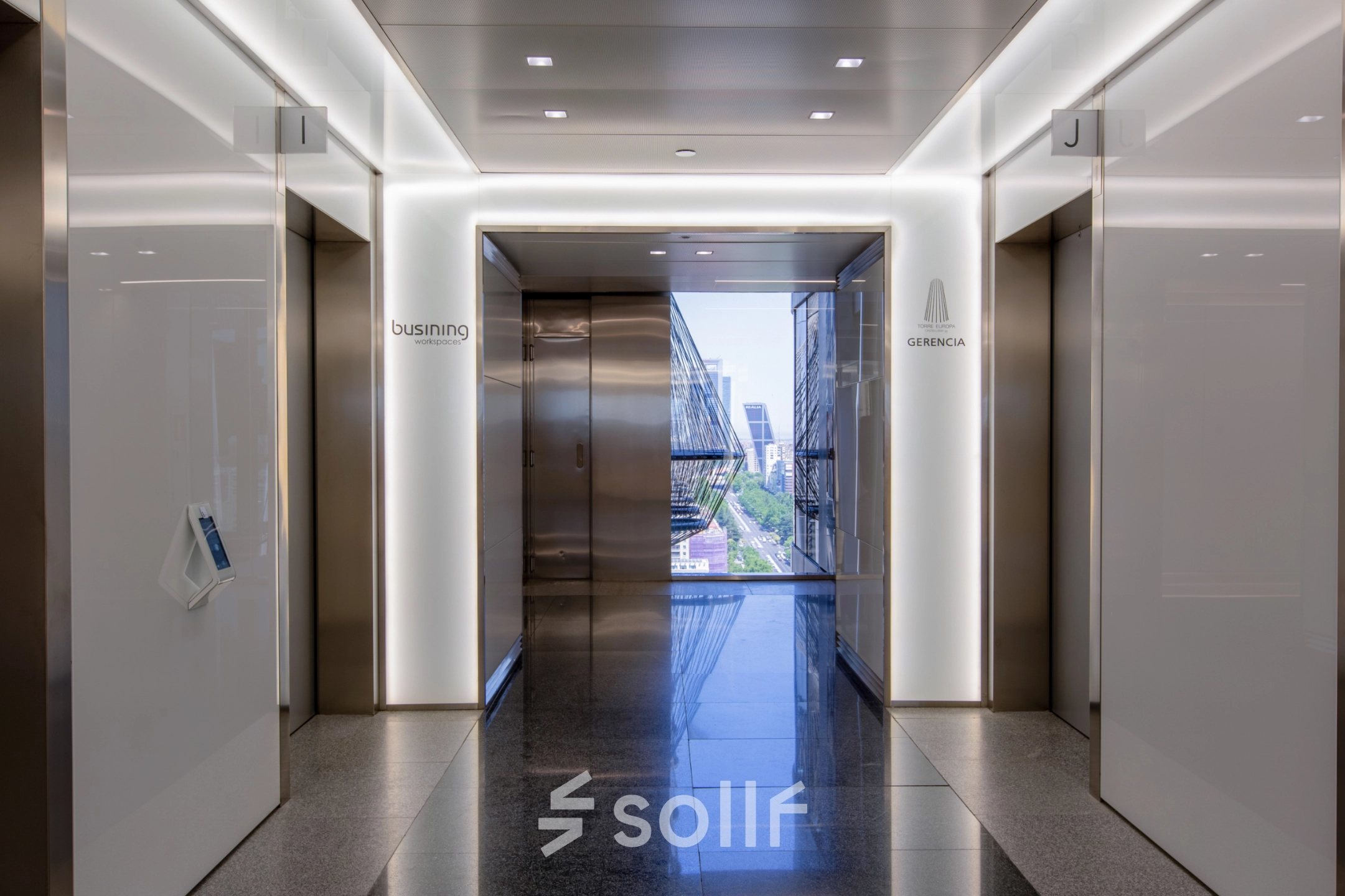 Modern elevator lobby at Paseo de la Castellana 95, Madrid Azca, ideal for office space rental opportunities.