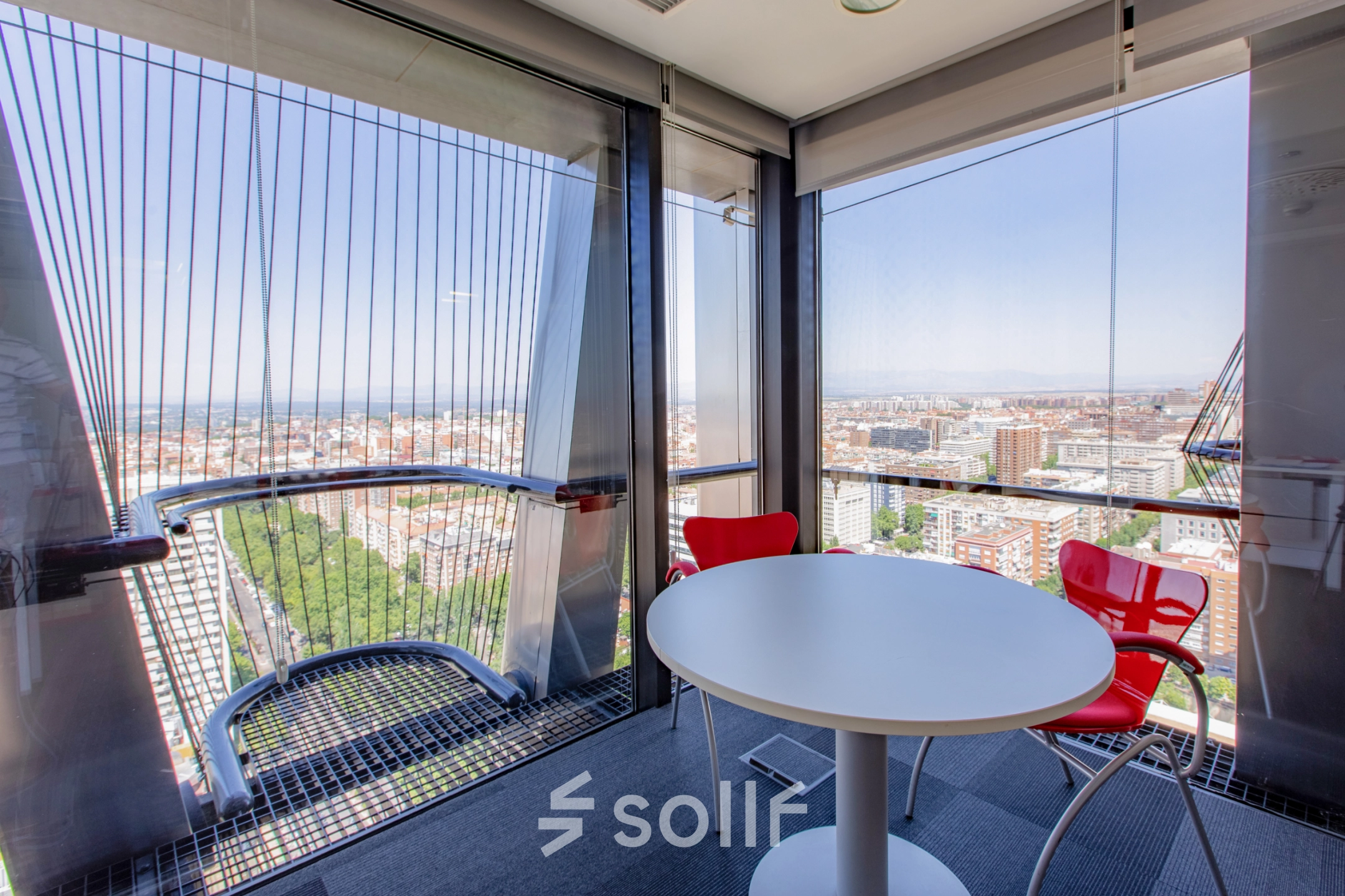 Bright office space at Paseo de la Castellana 95, Madrid Azca, featuring large windows with city views and modern furnishings, ideal for office space rental.