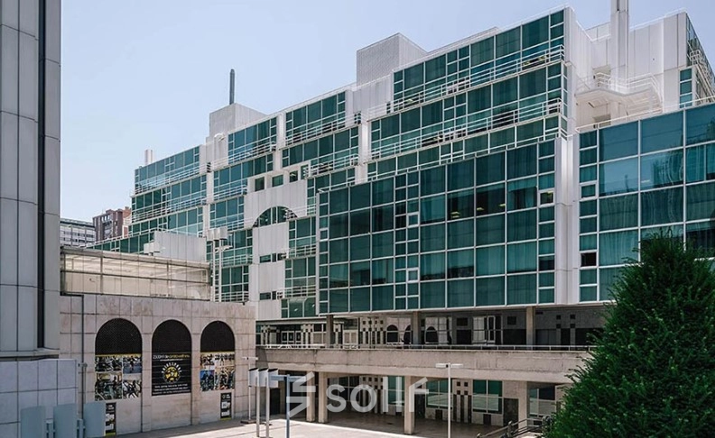 Exterior view of an office building at Plaza de Carlos Trías Bertrán 7 in Madrid Azca, ideal for office space rental.