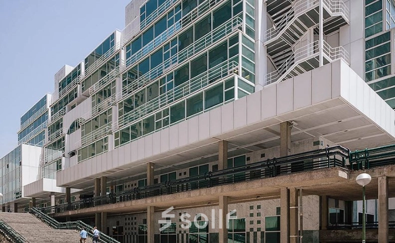 Exterior of the office building at Plaza de Carlos Trías Bertrán 7, Madrid Azca, available for office space rental.