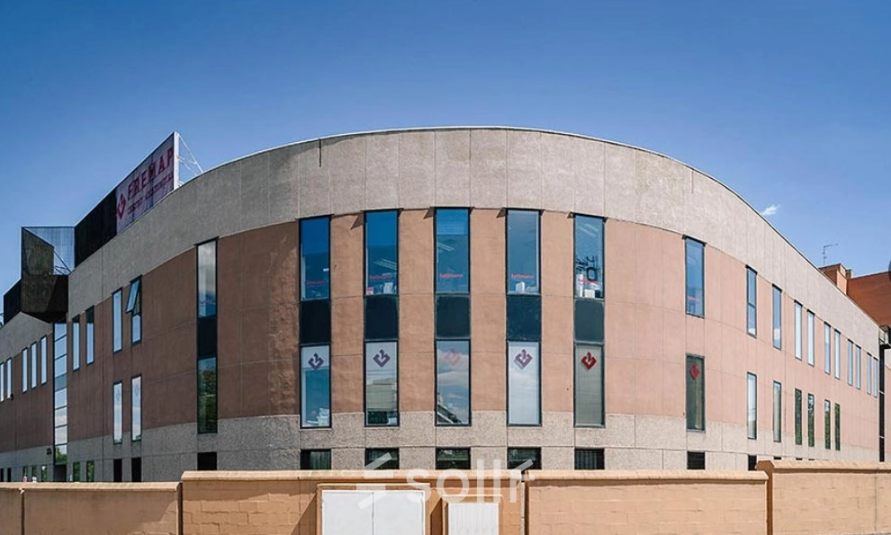 Exterior view of an office building at Avenida de Aragón 334, Madrid Barajas, ideal for office space rental.