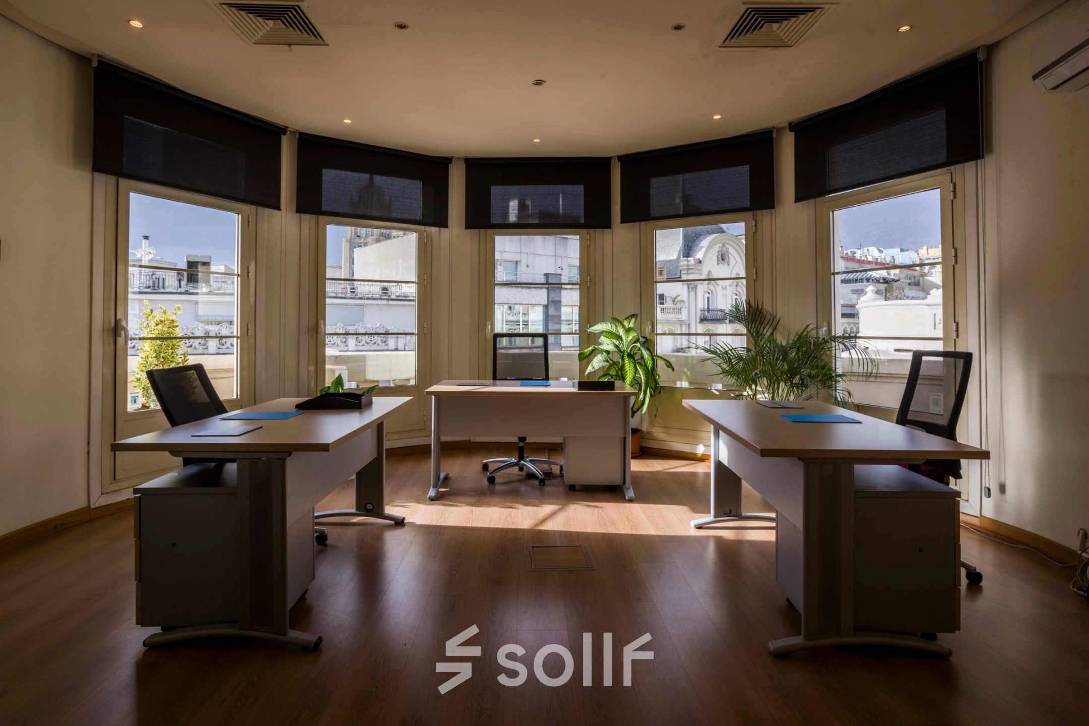 Spacious office to rent at Calle Gran Vía 6, Madrid Center, featuring three desks with chairs, large windows, and natural light for ideal office space rental.