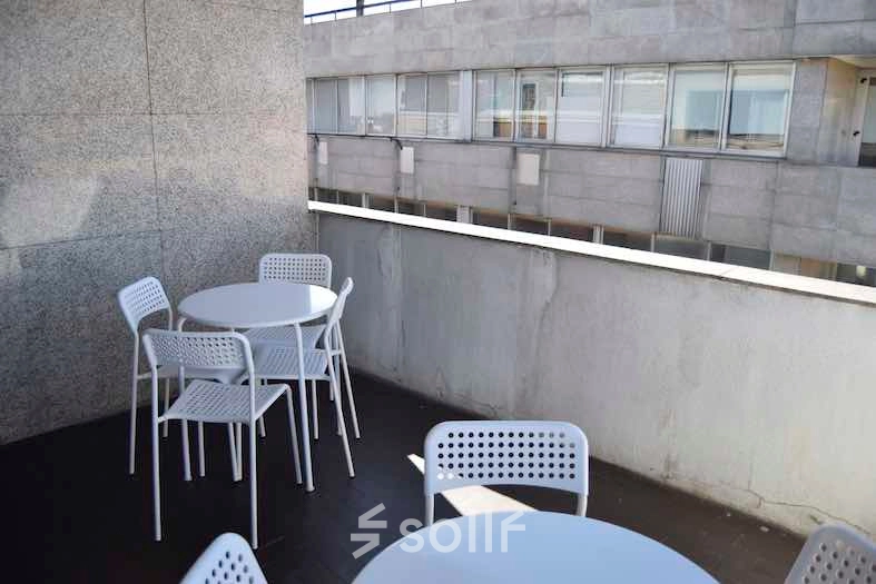 Outdoor office space with white tables and chairs at Plaza Santa María Soledad Torres Acosta 1, ideal for relaxing breaks or meetings.