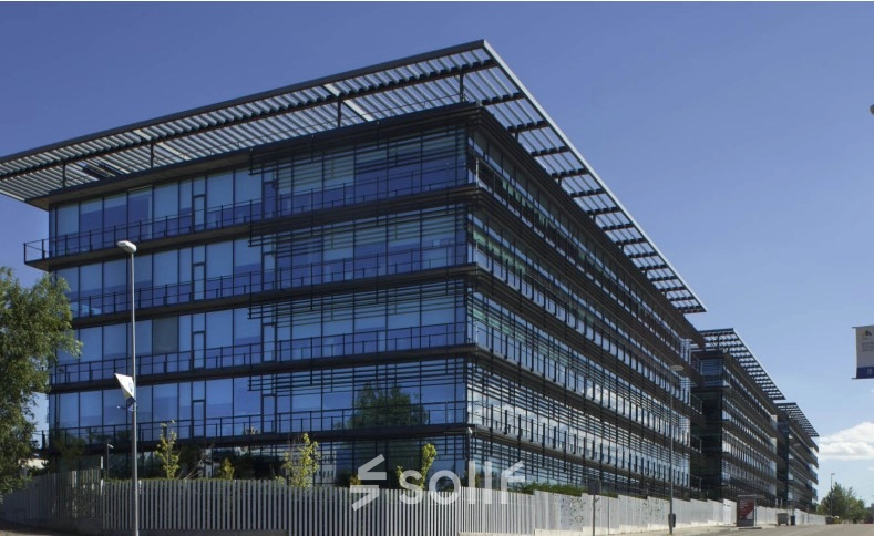 Exterior view of a modern office building located at Calle Quintanavides 13, Madrid Fuencarral-El Pardo, ideal for office space rental.