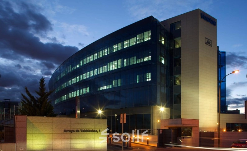 The exterior of an office building at Calle Arroyo de Valdebebas 4 in Madrid Hortaleza, perfect for office space rental.
