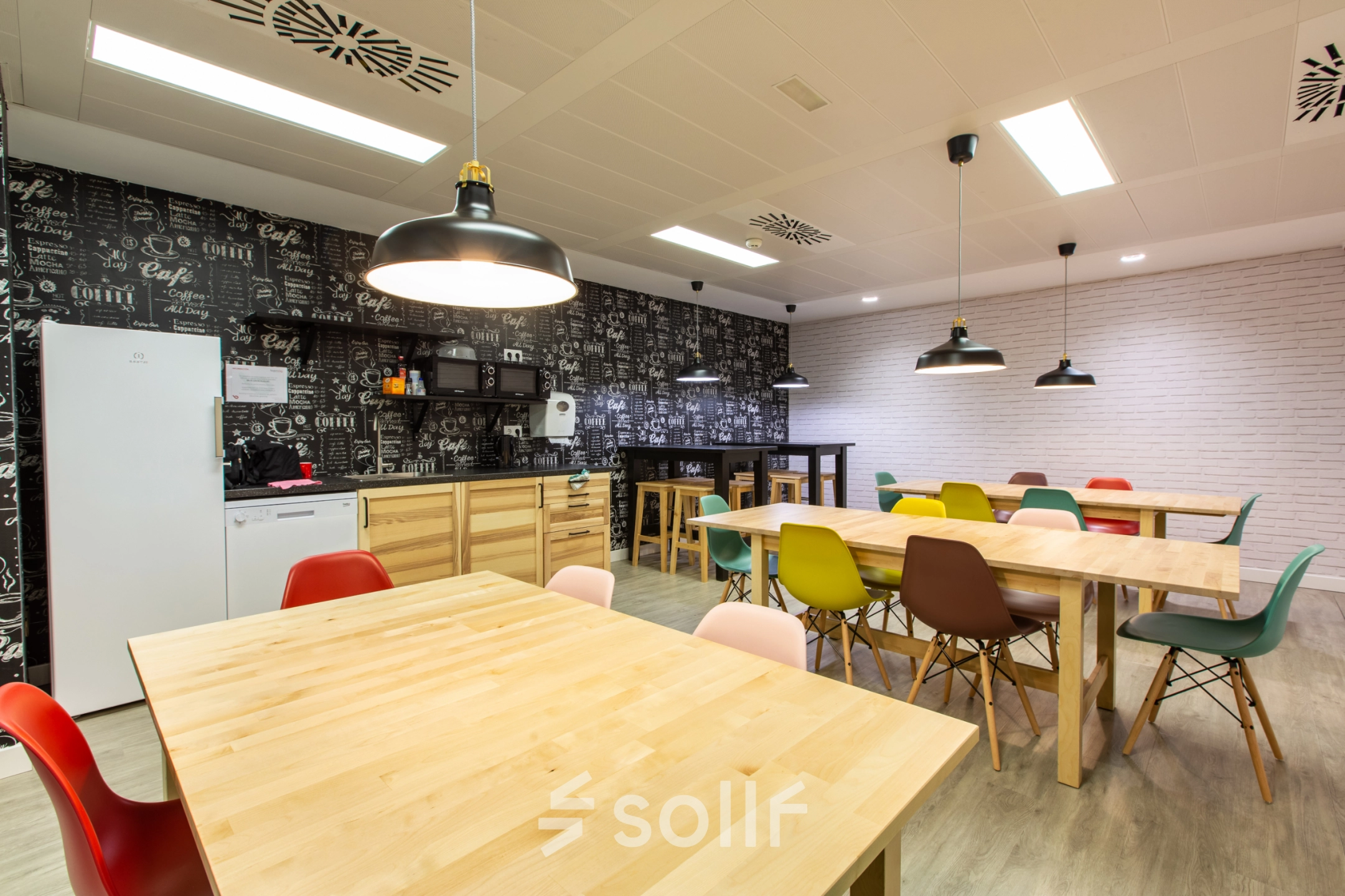 Bright, furnished office space for rent on calle de O'Donnell in Madrid Retiro, featuring modern tables and chairs in a welcoming environment.