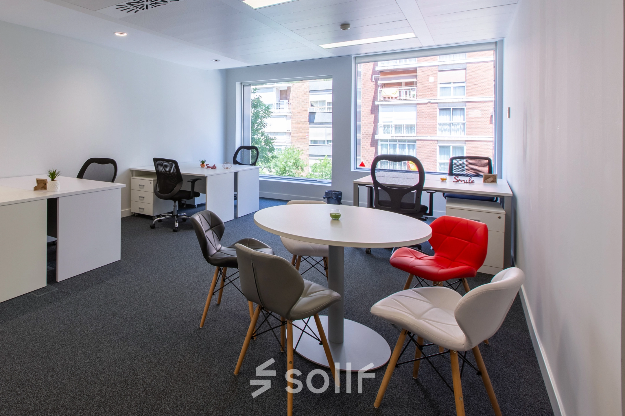 Bright office space with desks and chairs, ideal for rent office space in Madrid Retiro on calle de O'Donnell.