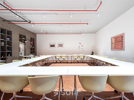 Spacious, well-lit meeting room with a U-shaped table setup, ideal for office space rental at Kardinaal Mercierplein 2 in Mechelen Centrum.