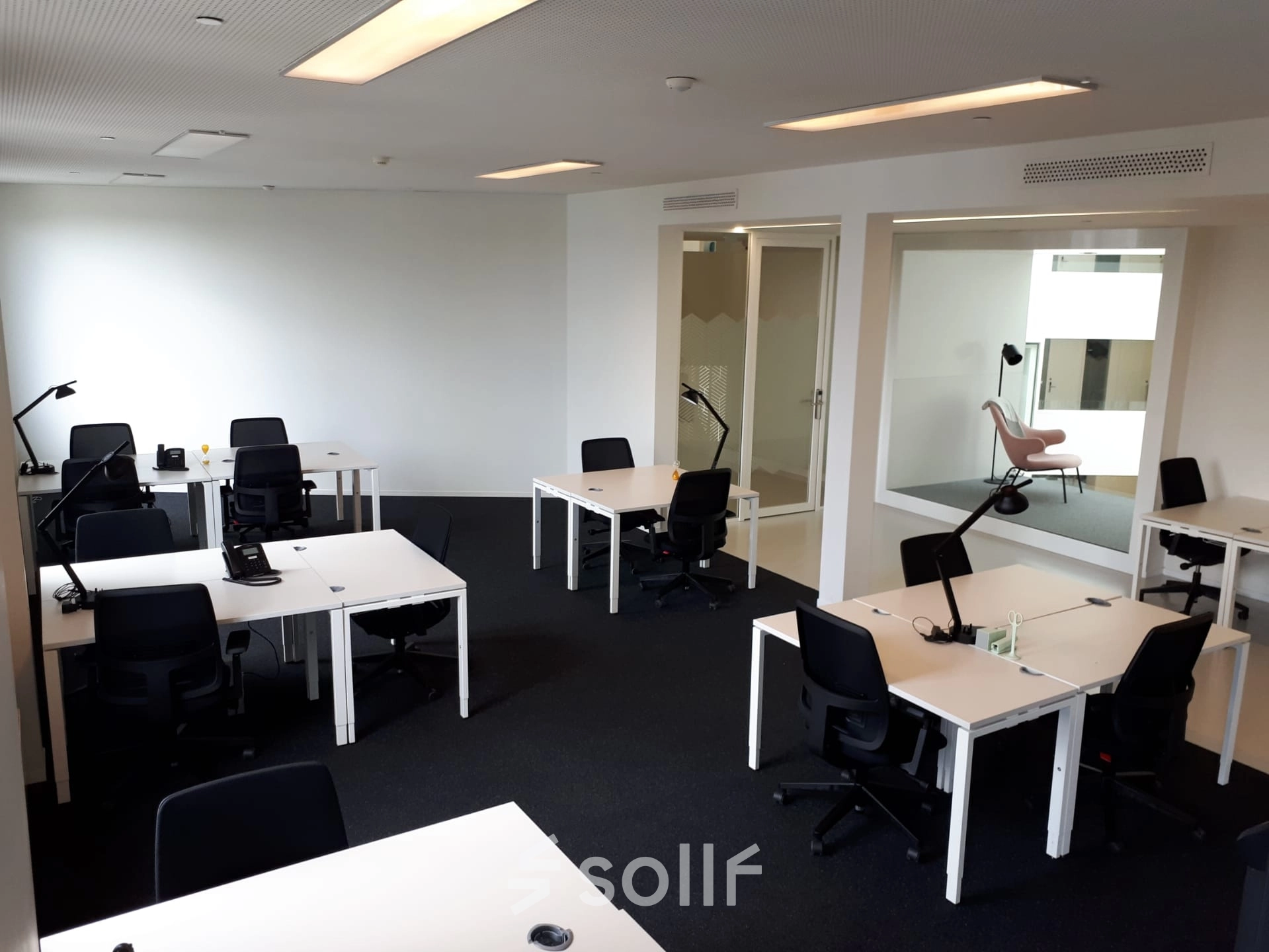 Bright office space rental at Kardinaal Mercierplein 2 in Mechelen Centrum featuring modern workstations and ergonomic chairs.