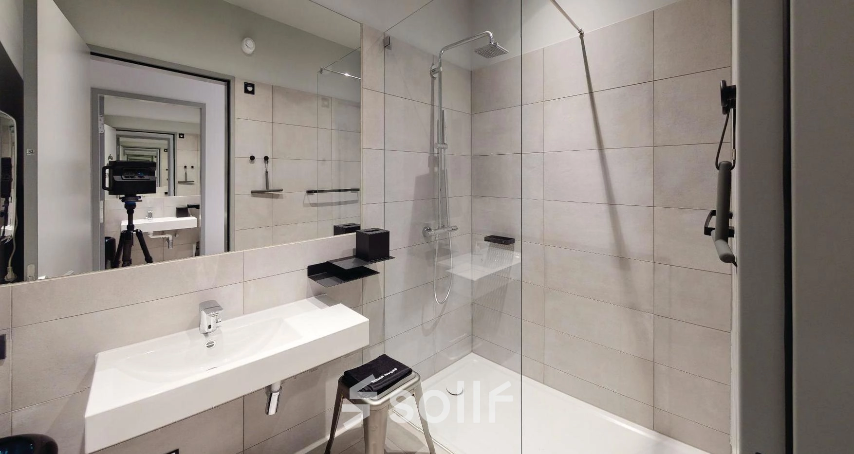 Modern office restroom with shower and sink at Weihenstephaner Straße 12, ideal for convenient office space rental in München Berg am Laim.