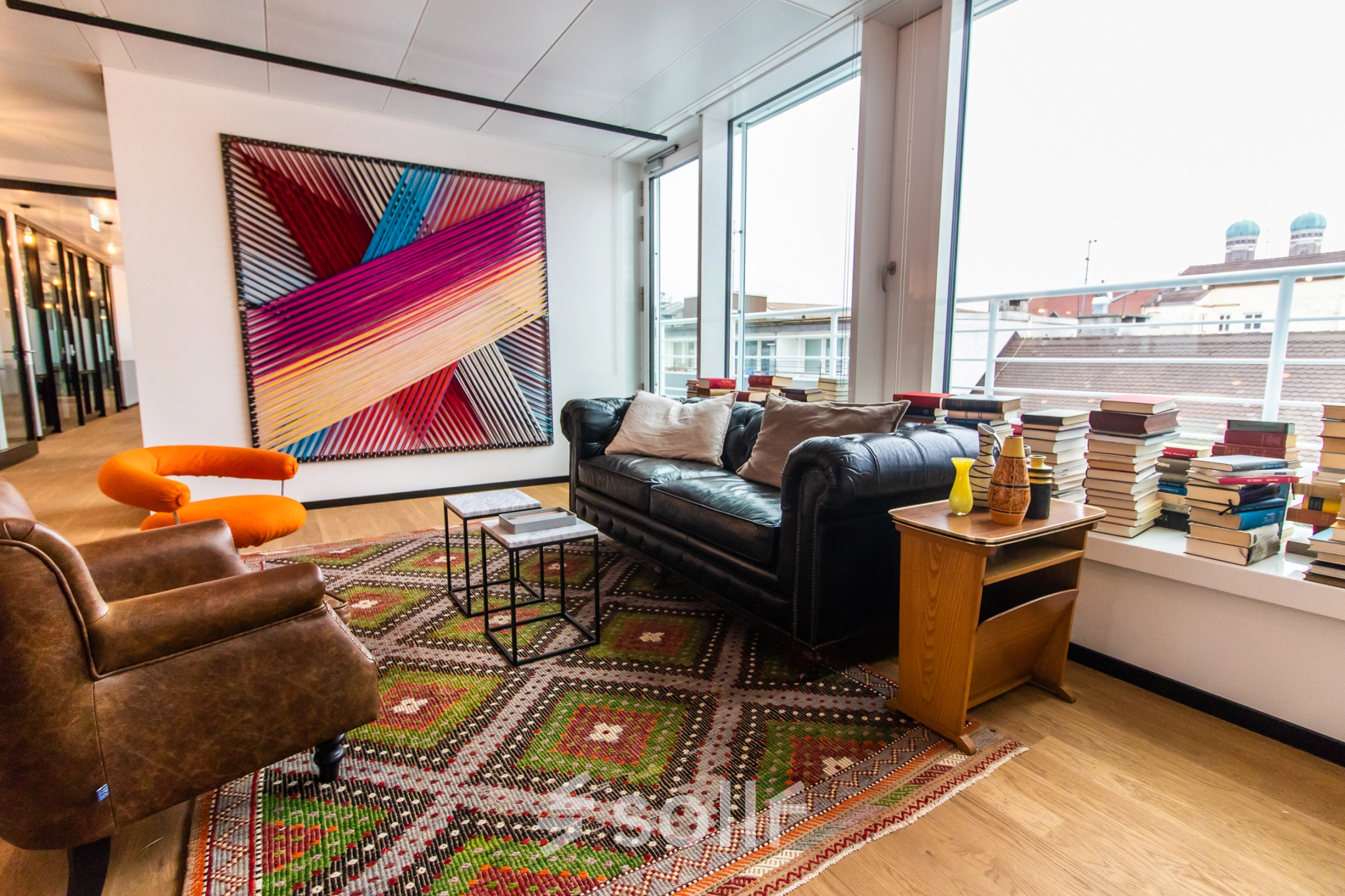 Moderne Business Lounge im Bürogebäude in München an der Herzogspitalstraße