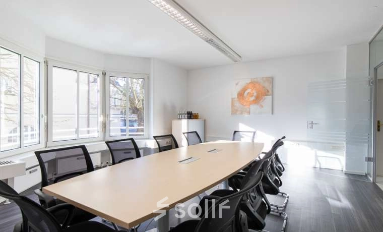 Bright office space rental at Fürstenrieder Straße 275 in Munich Sendling, featuring a conference room with a large table and ergonomic chairs, ideal for team meetings.