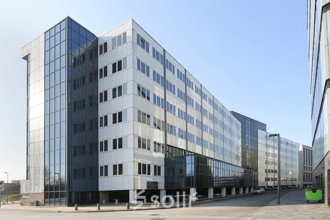 Exterior view of a modern office building at Zoomstede 19, Nieuwegein. The sleek glass and concrete facade is ideal for businesses looking for office space rental in a professional environment.