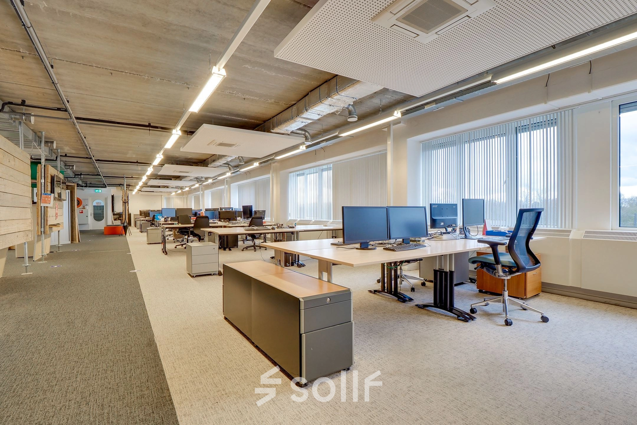 Office space at Zoomstede 19, Nieuwegein, featuring an open floor plan with modern furniture, large windows, and multiple workstations ideal for collaborative work. Perfect for office space rental.