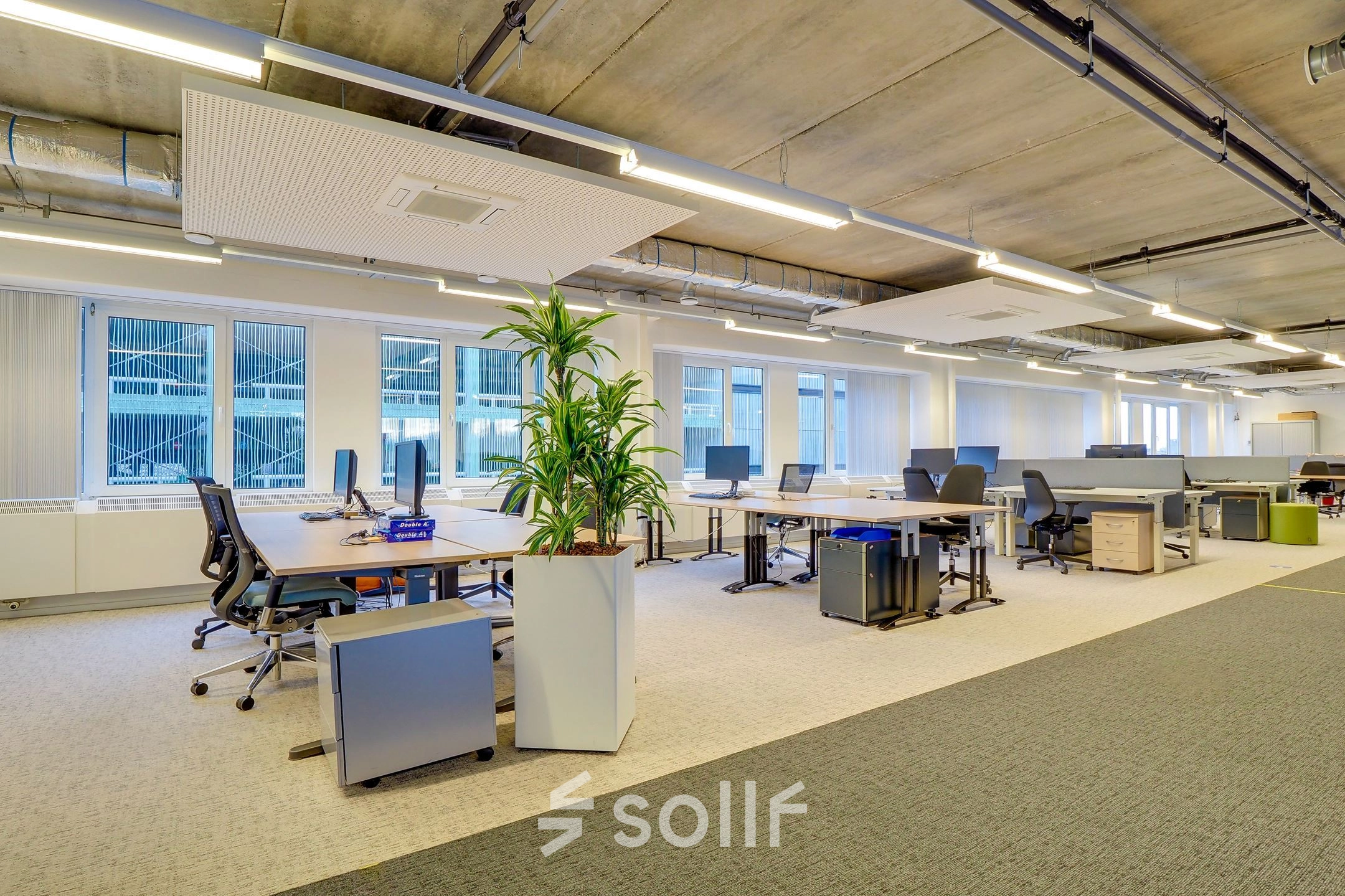 Spacious and modern open-floor office at Zoomstede 19, Nieuwegein, featuring flexible workspaces and abundant natural light. Ideal for office space rental.