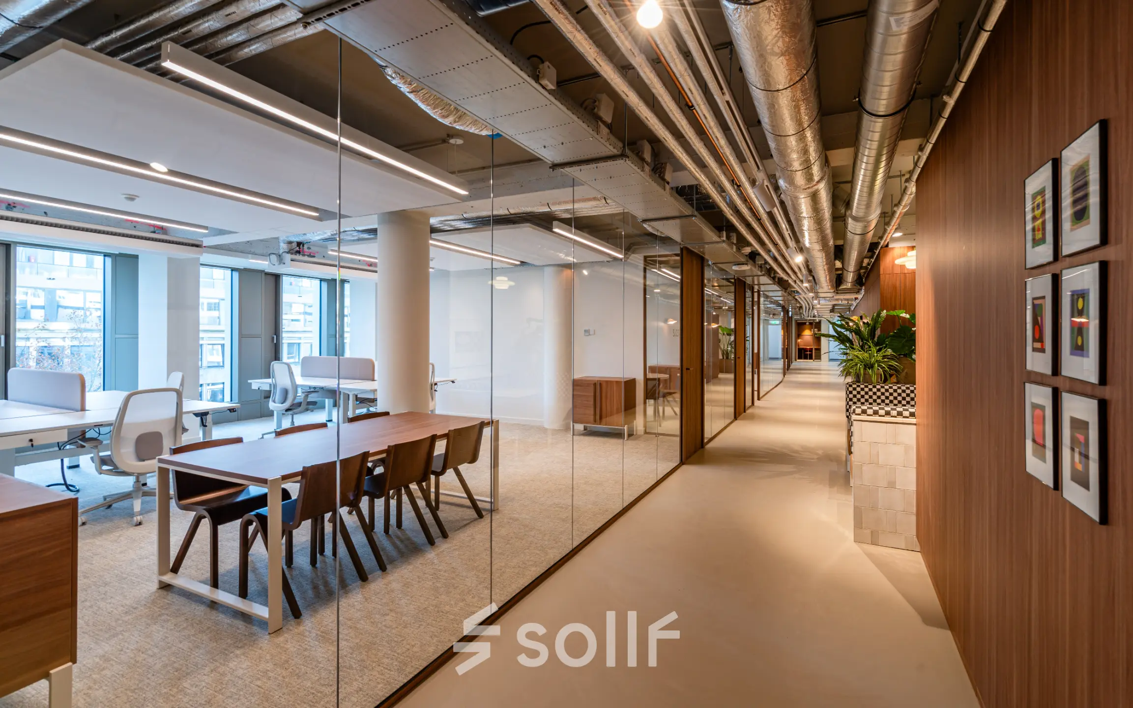 Modern office to rent at Stadhuisplein 9-23, Rotterdam Center, featuring open workspaces with stylish furnishings and a bright atmosphere.