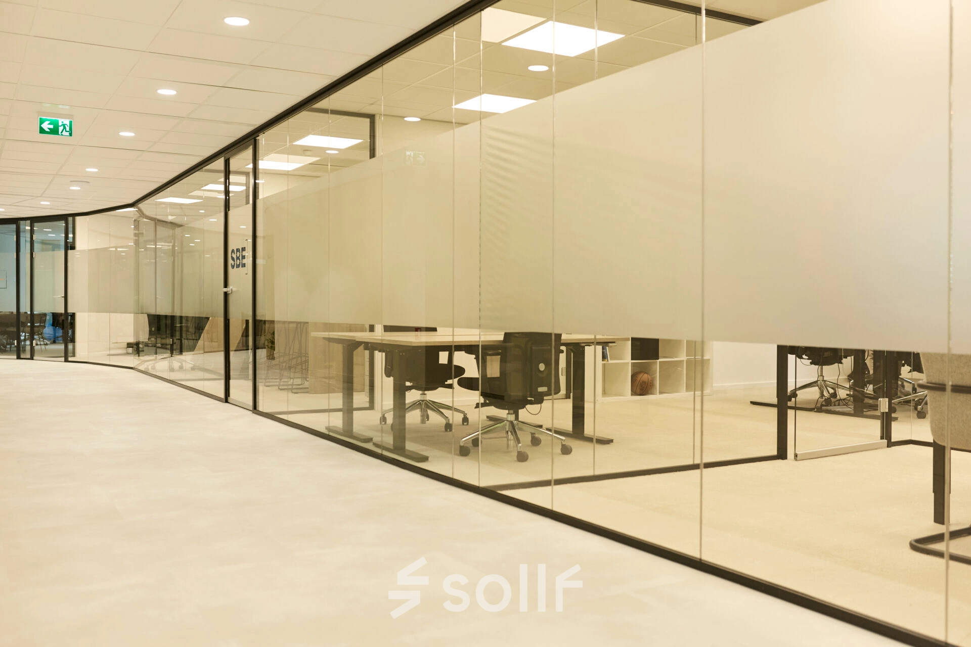 Modern office space to rent at Weena 335, Rotterdam Center, featuring glass walls and contemporary furnishings.