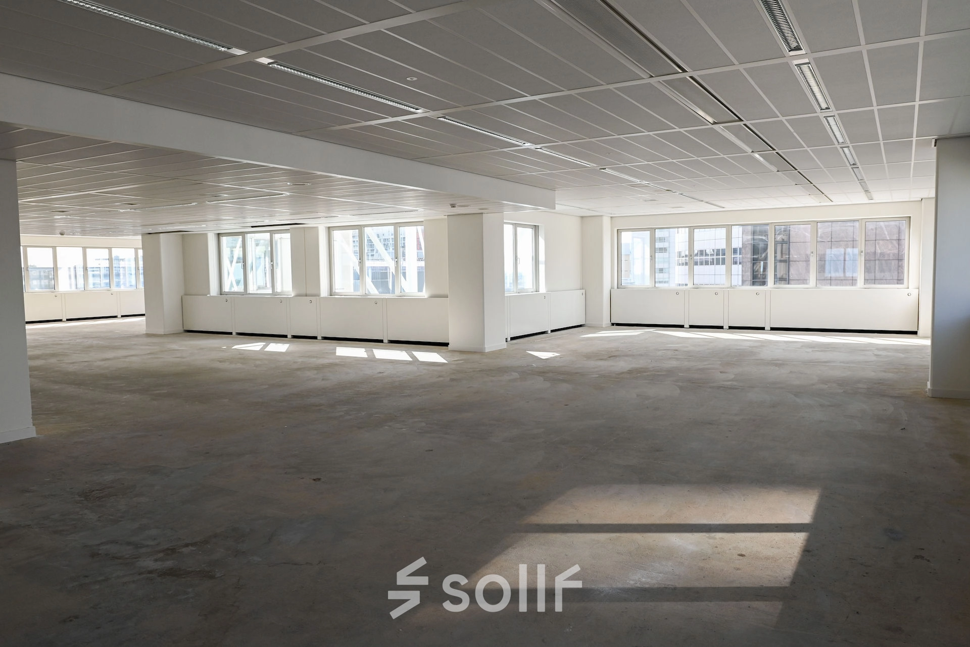 Spacious office space rental available at Weena 70, Rotterdam Center, featuring large windows and ample natural light. Ideal for businesses looking to rent office space in a central location.