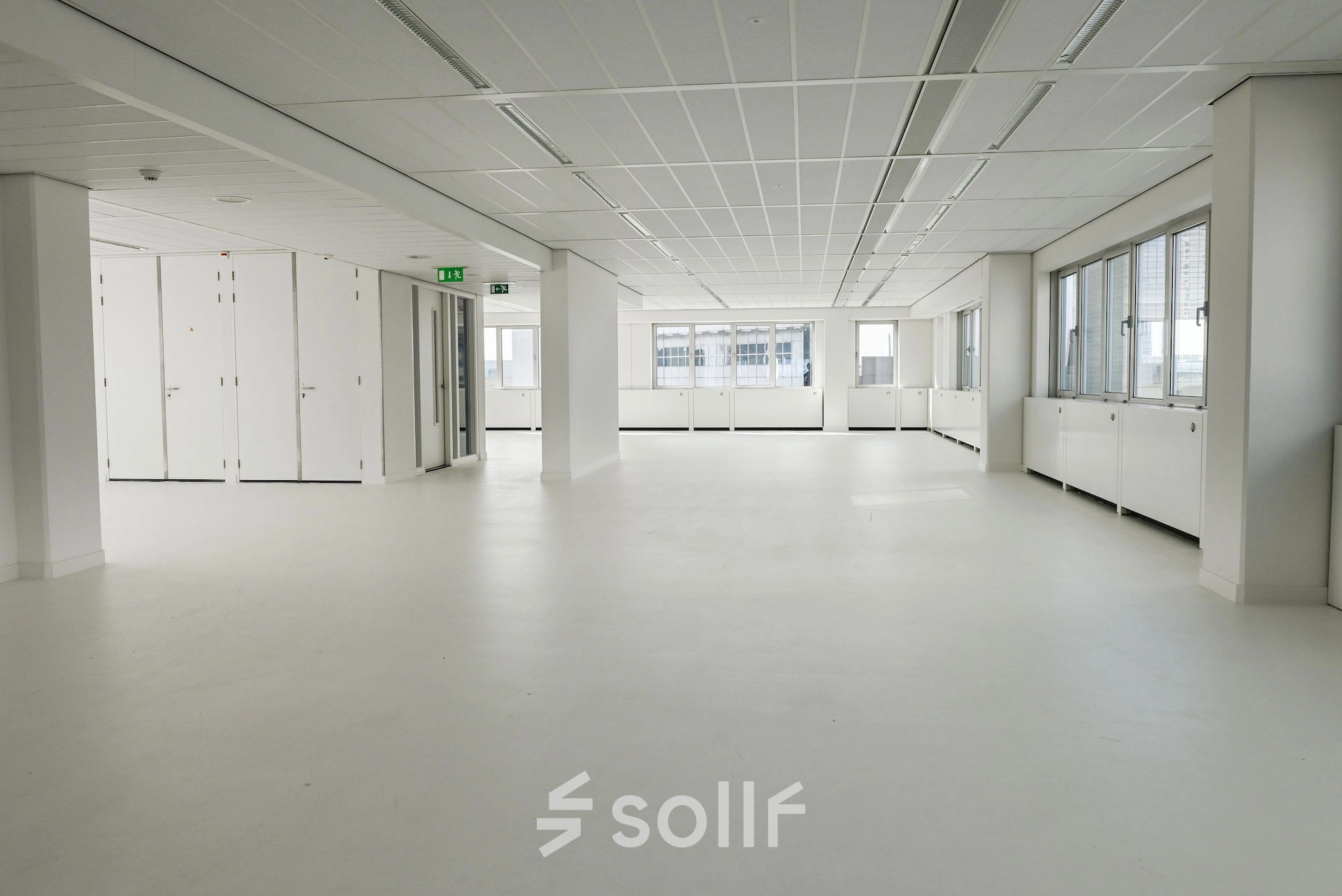 Spacious, unfurnished office to rent at Weena 70, Rotterdam Center. The open floor plan allows for flexible office space rental arrangements.
