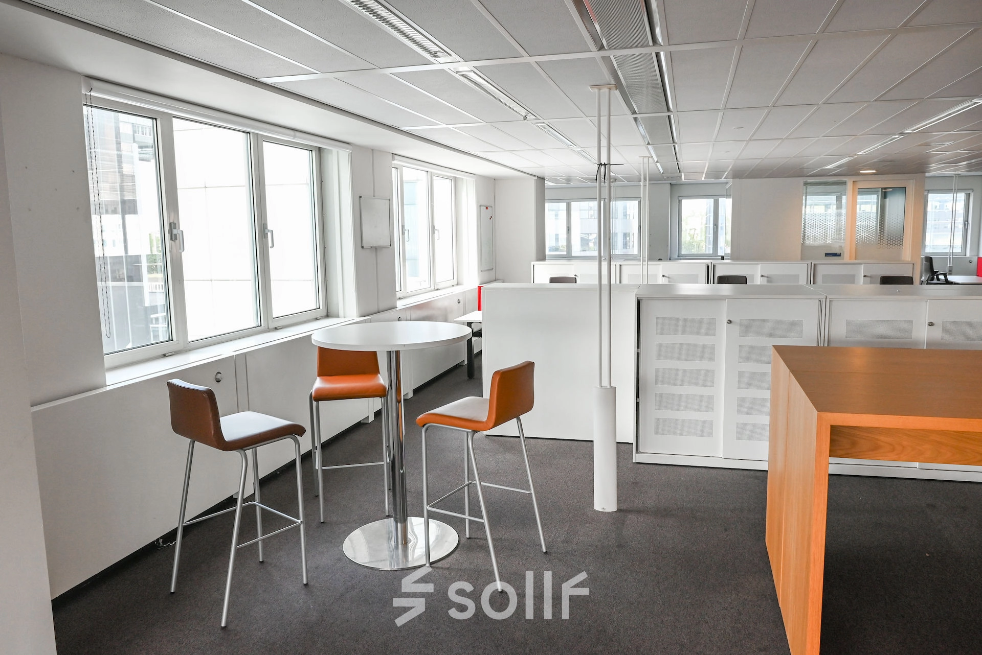 Bright office space at Weena 70, Rotterdam Center, featuring modern furniture and ample natural light, ideal for office space rental.
