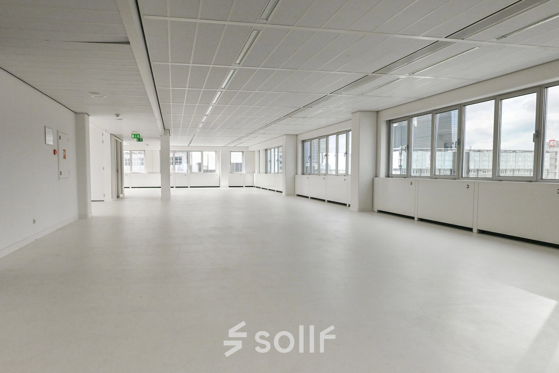 Spacious, unfurnished office space rental at Weena 70, Rotterdam Center, featuring large windows and abundant natural light.
