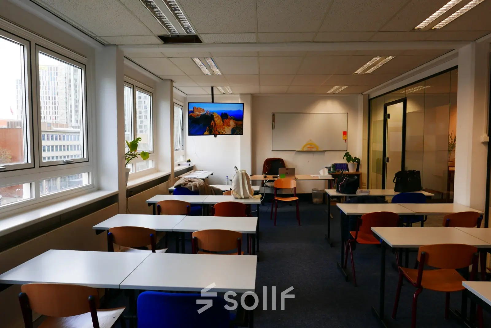 Furnished office space at Wijnhaven 76, Rotterdam Center, ideal for team meetings and collaborative work.