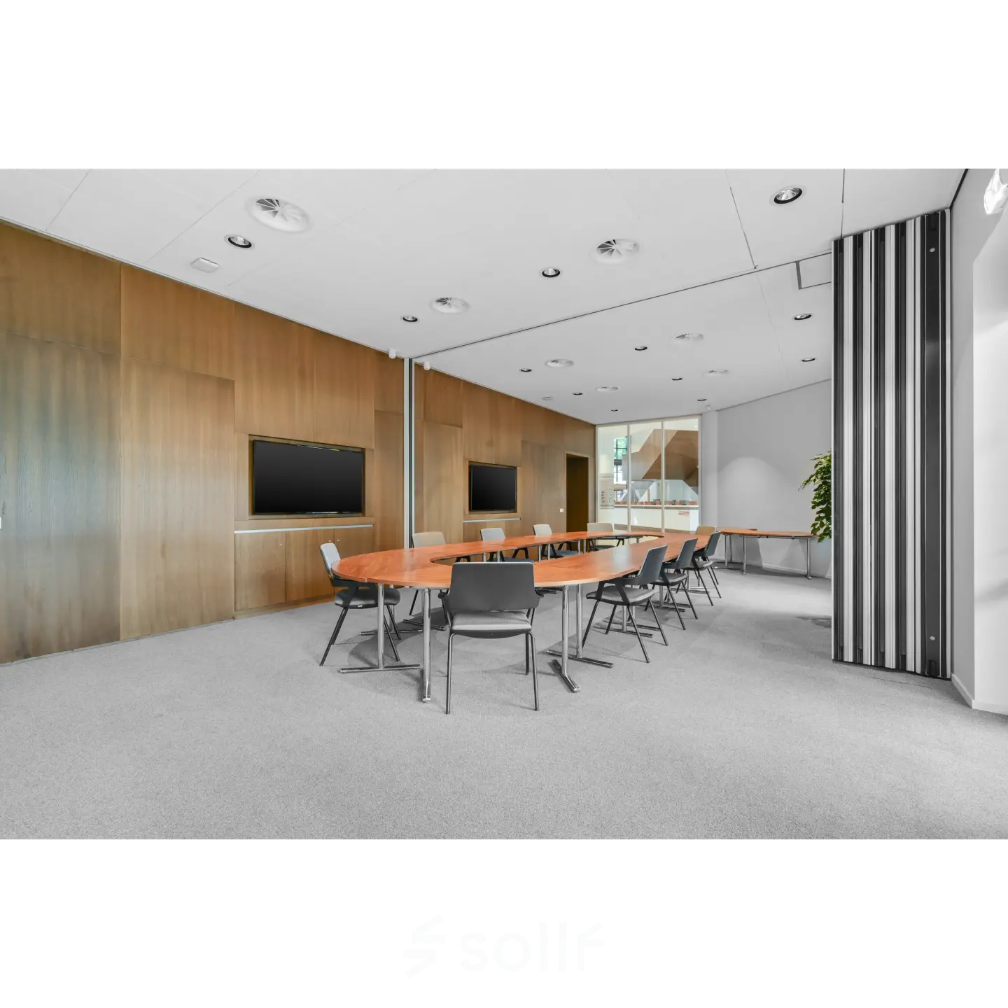 Contemporary office space at Weena 290, Rotterdam Central Station with tables and chairs, ideal for office space rental or office to rent opportunities.