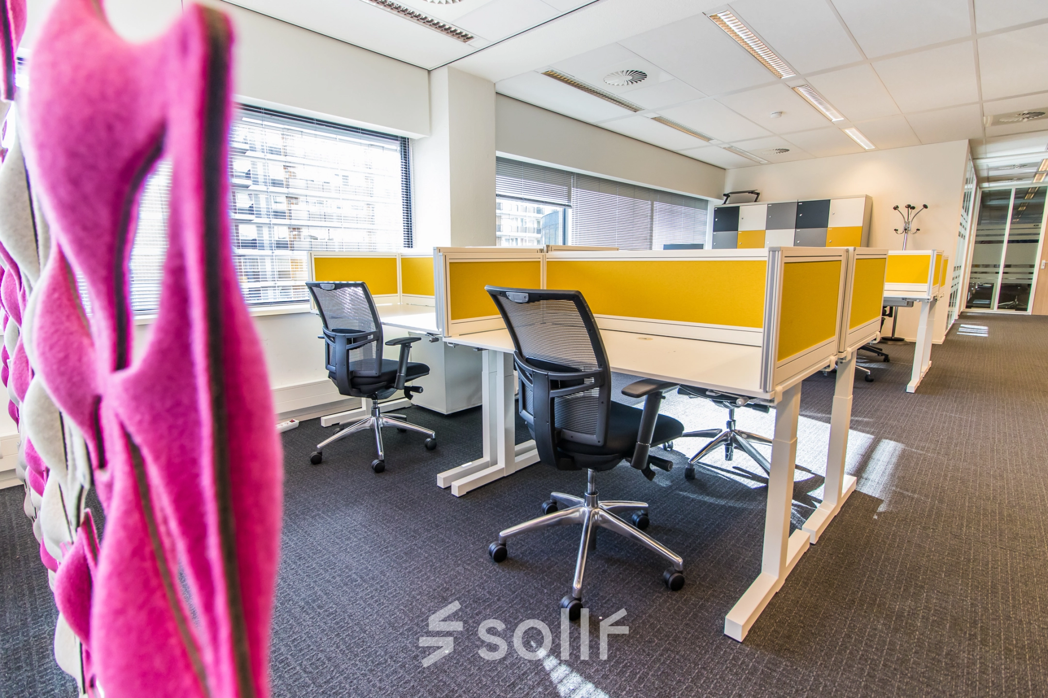 Bright office space with modern workstations at Weena-Zuid 130, ideal for office space rental in Rotterdam Central Station.