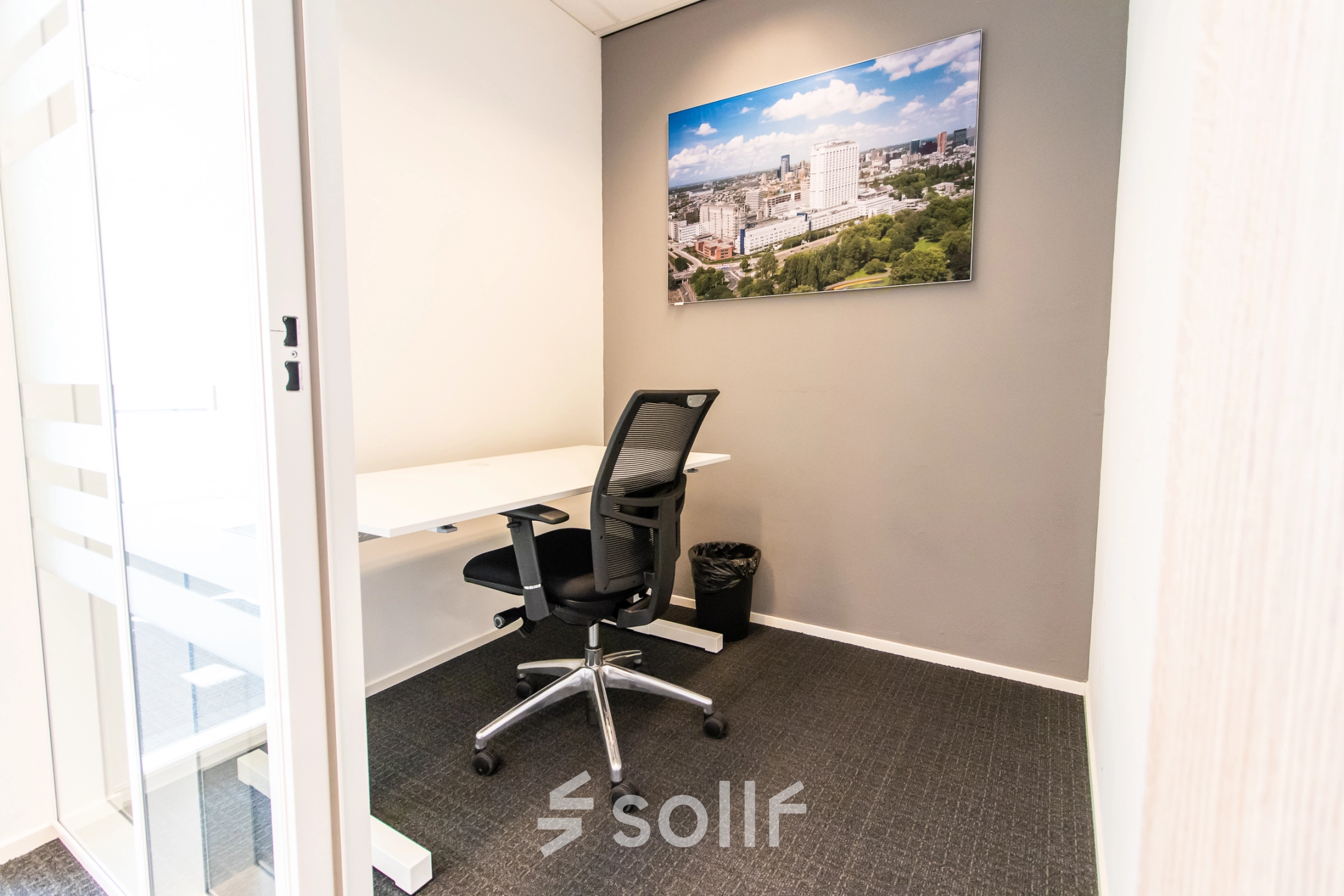 Modern, furnished office space with a desk and chair at Weena-Zuid 130, Rotterdam Central Station, available for rent.