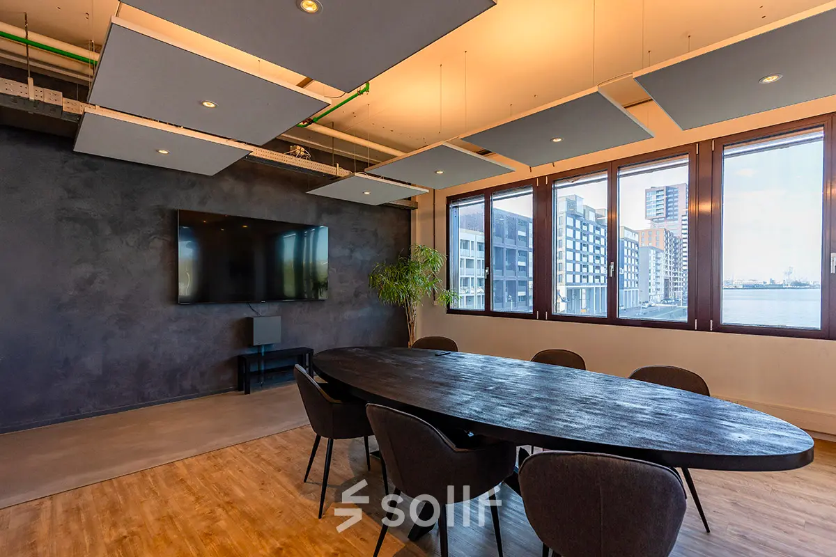 Bright conference room at Kratonkade 7 - 27, Rotterdam Delfshaven with modern furnishings and large windows. Ideal for office space rental.