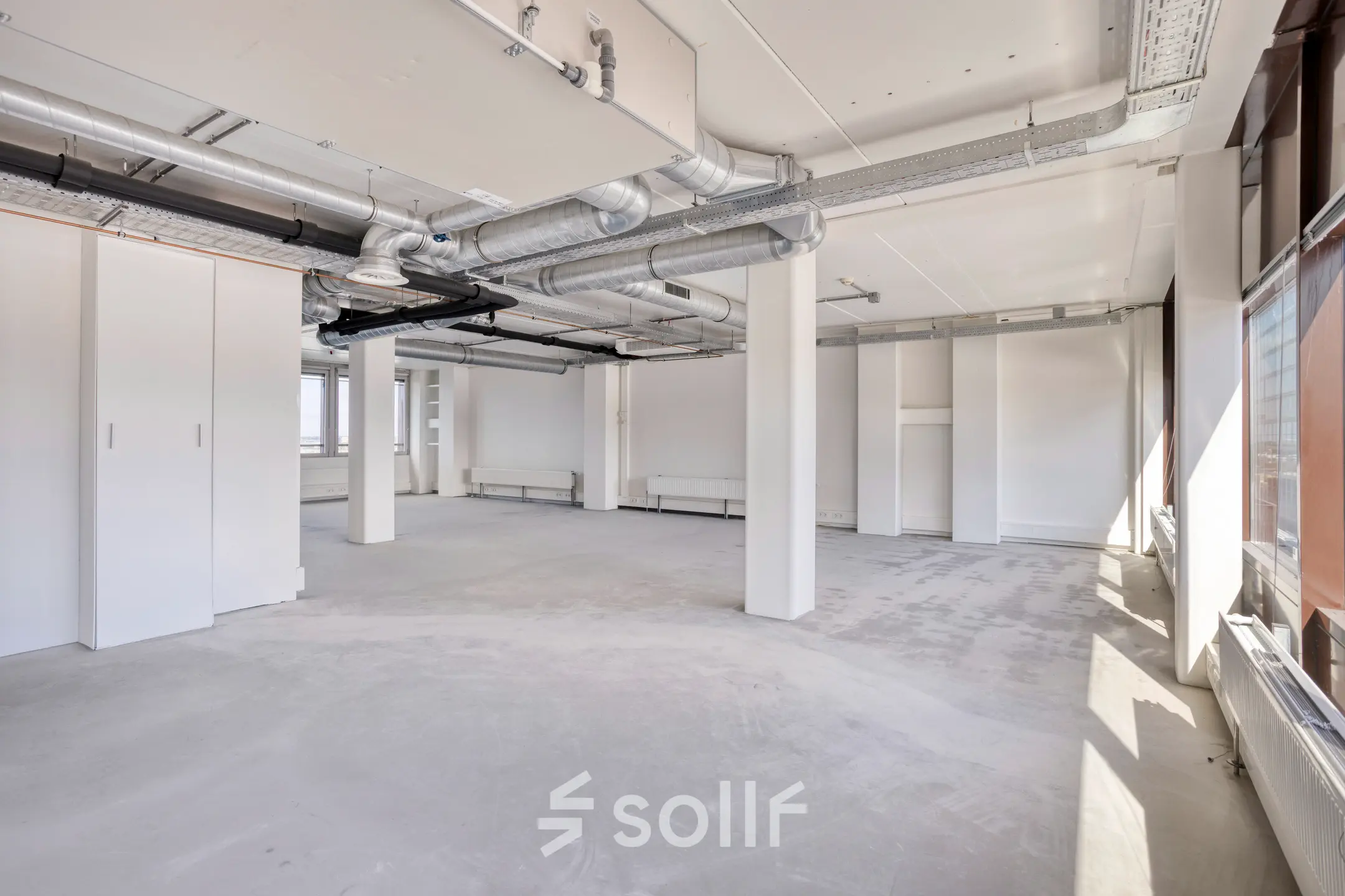 Spacious interior of an unfurnished office space at Kratonkade 7 - 27 in Rotterdam Delfshaven, perfect for office space rental opportunities.