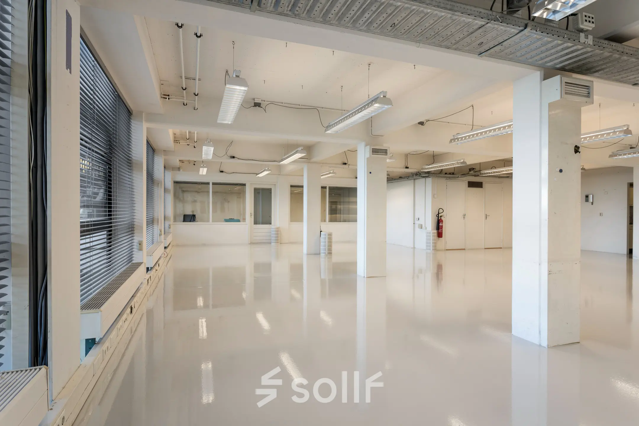 Spacious interior office space with polished floors and large windows at Lloydstraat 21 B in Rotterdam Delfshaven, available for office space rental.