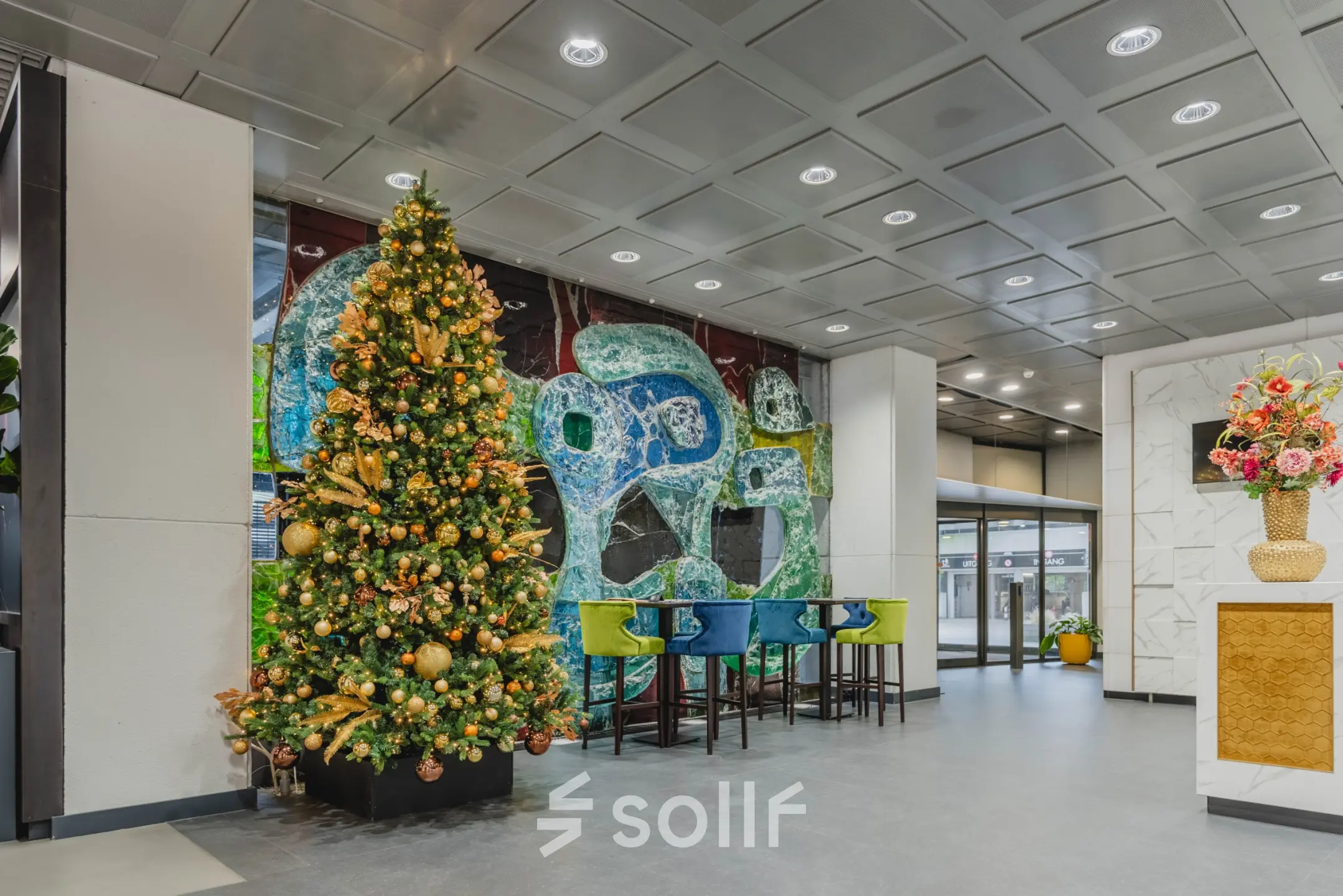 Bright office entrance at Oostmaaslaan 71, Rotterdam Kralingen, featuring festive decor, seating area, and modern design.